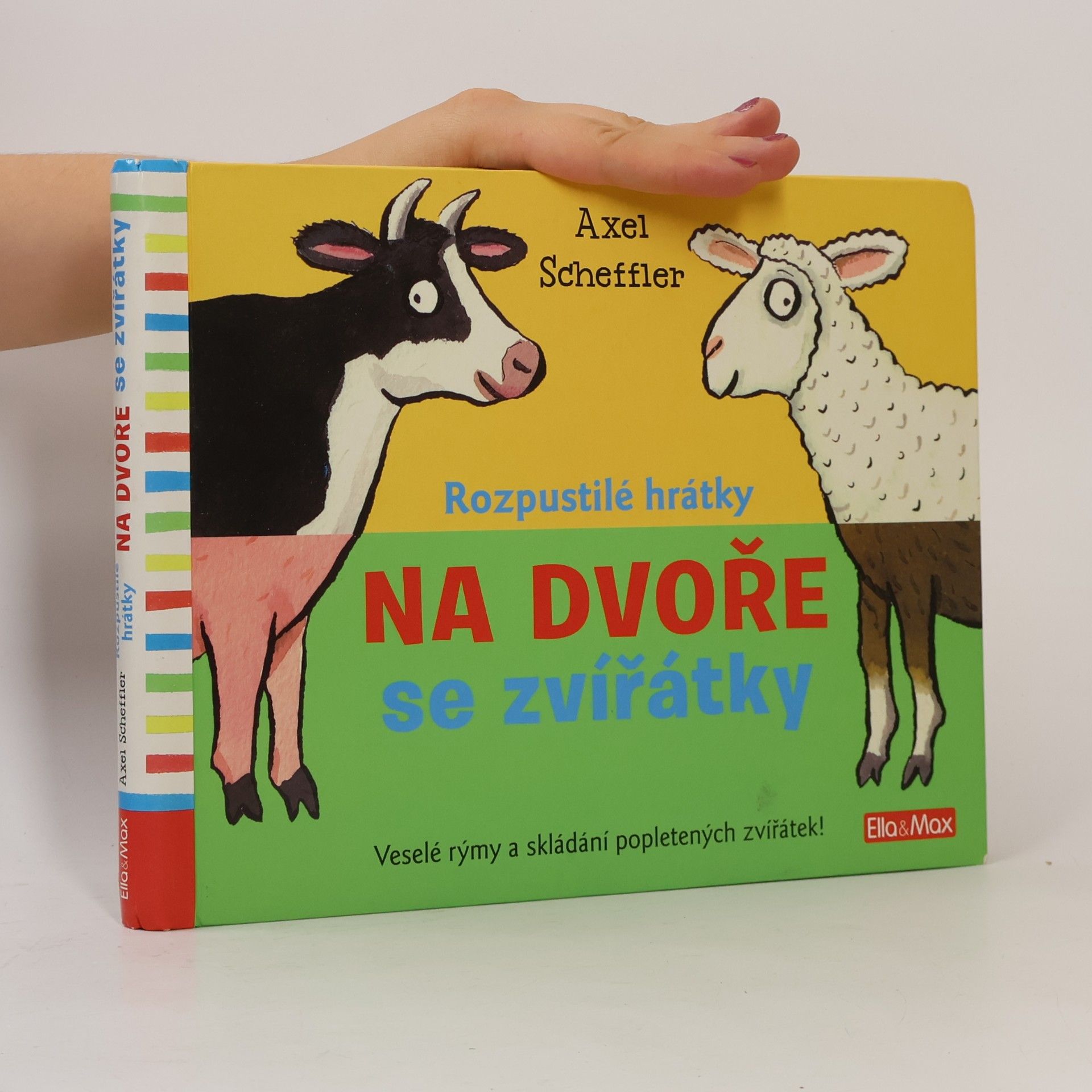 Rozpustilé hrátky na dvoře se zvířátky