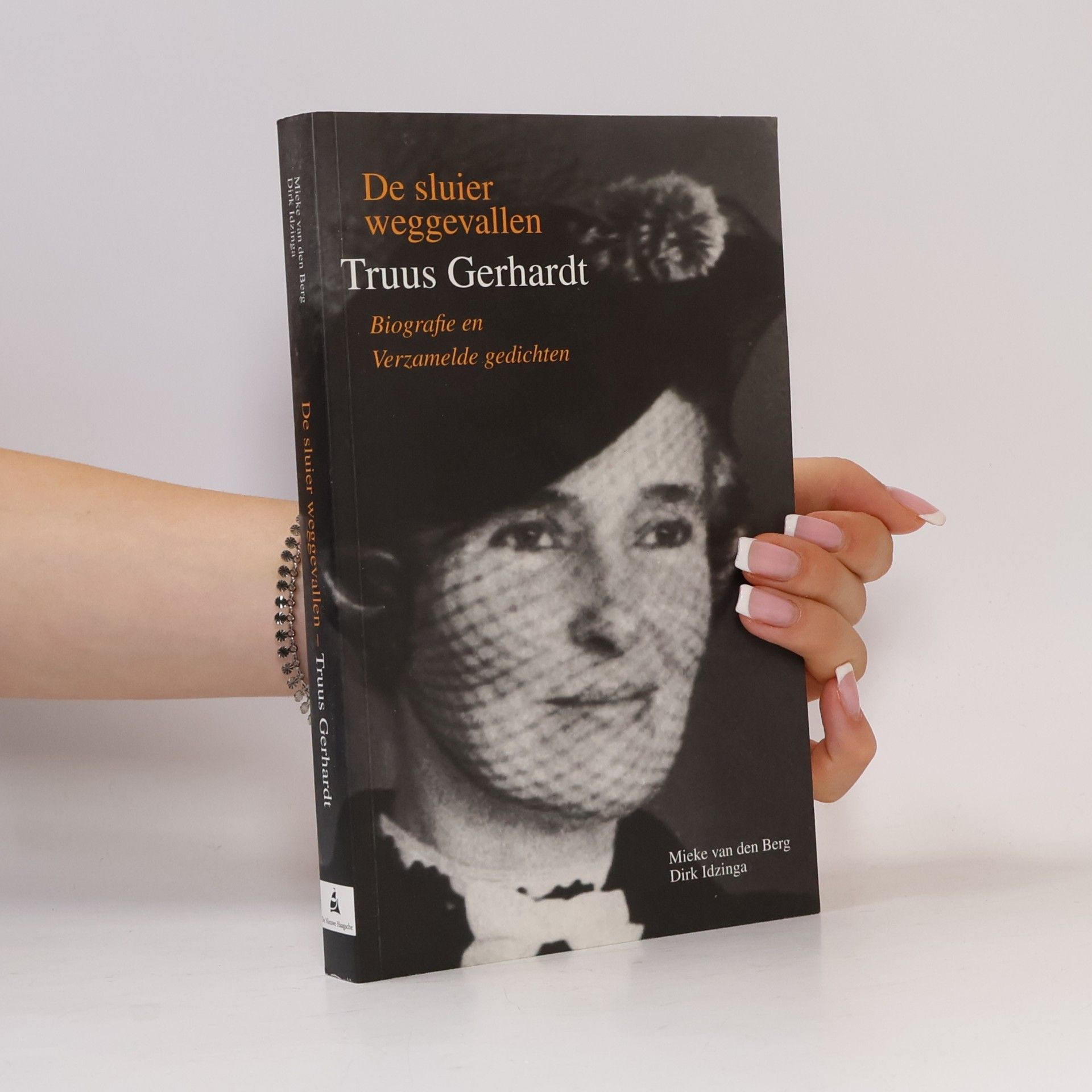 Mieke van den Berg De sluier weggevallen. Truus Gerhardt. Biografie en Verzamelde gedichten.