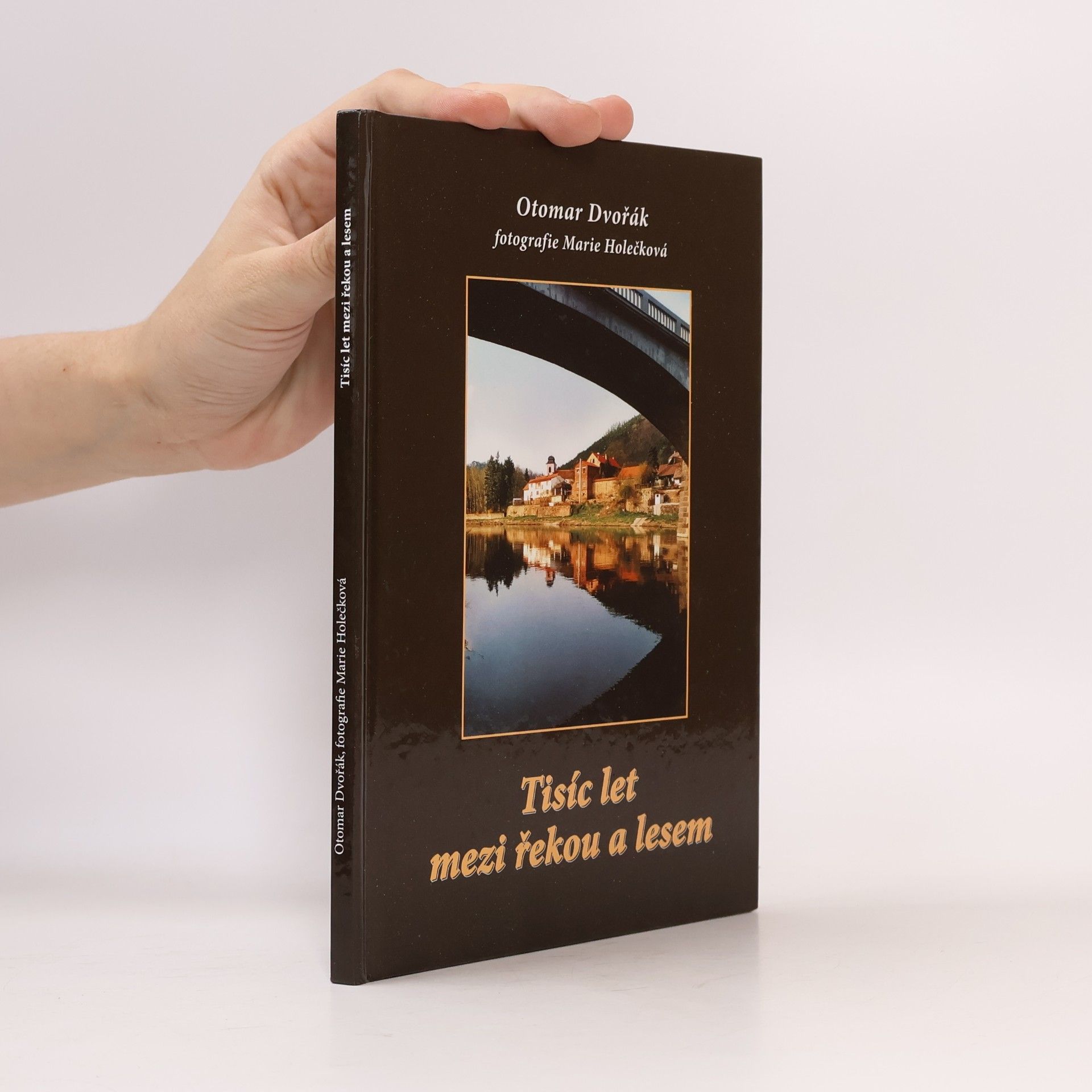 Otomar Dvořák Tisíc let mezi řekou a lesem