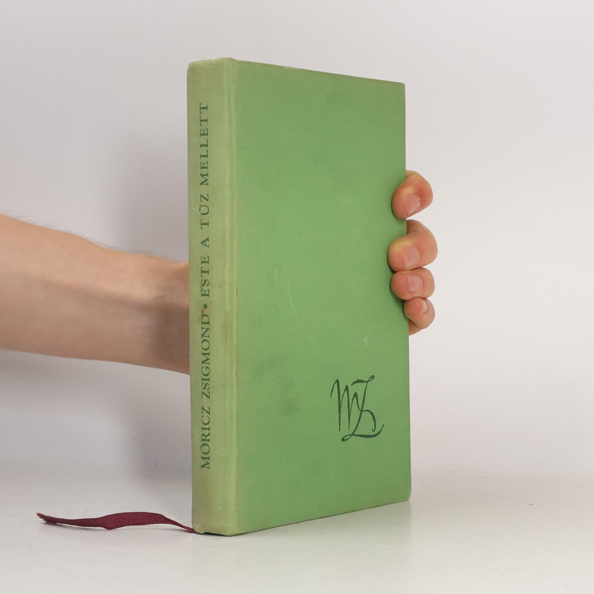 Various authors Este a tuz mellett