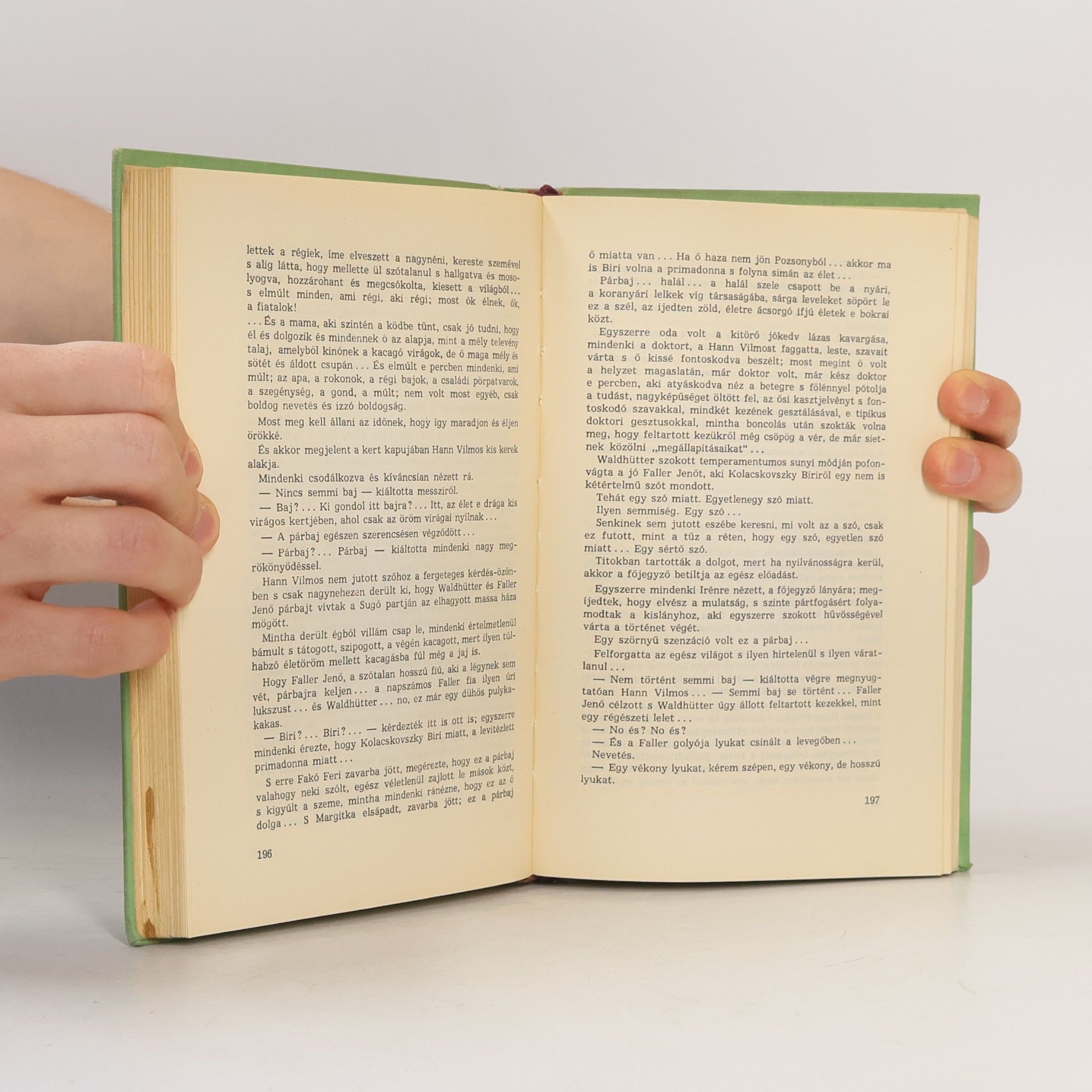 Various authors Este a tuz mellett
