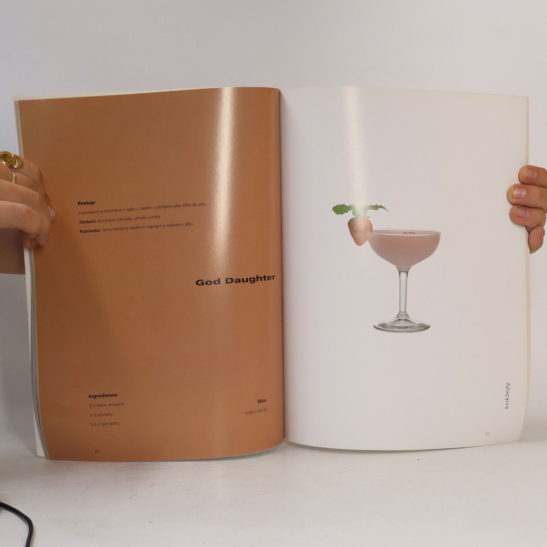 Martina Pirková Koktejly : vůně růží a limetová vodka, módní koktejly