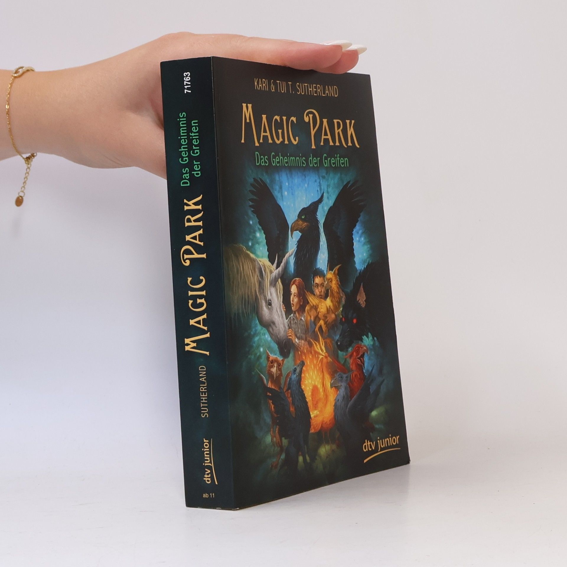 Kari Sutherland Magic Park 1