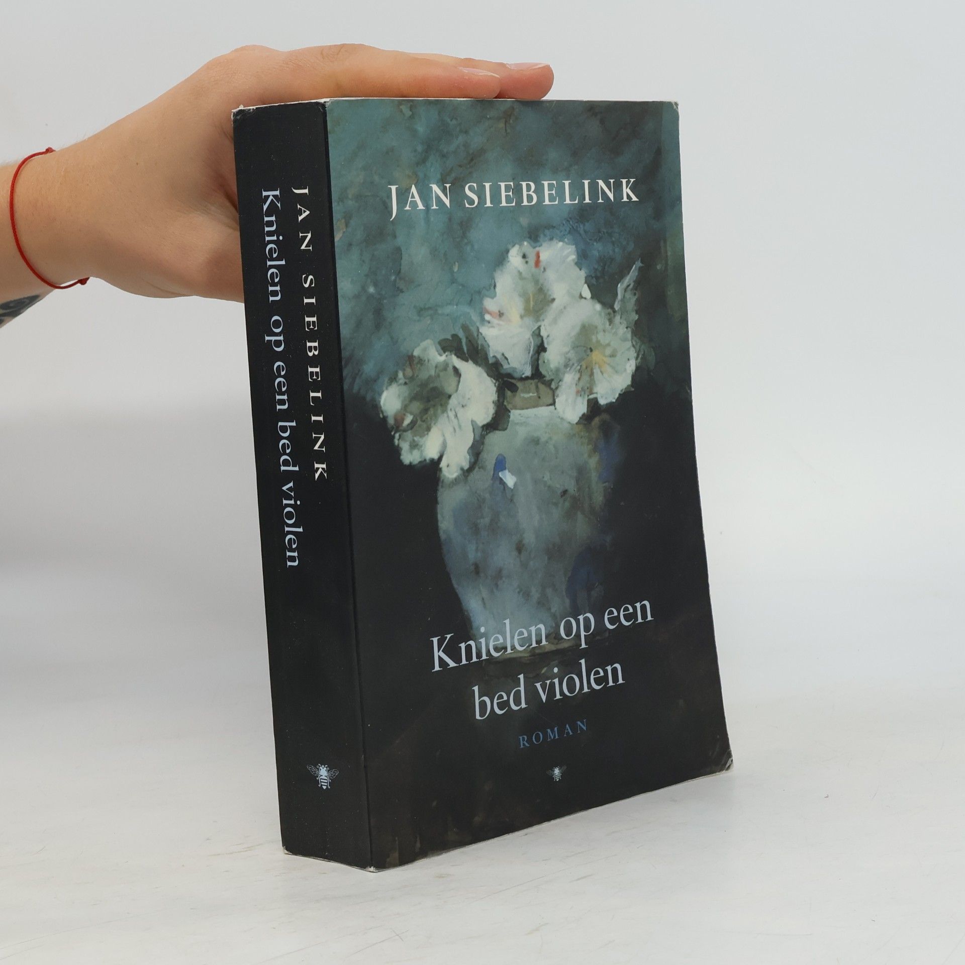 Jan Siebelink Knielen op een bed violen