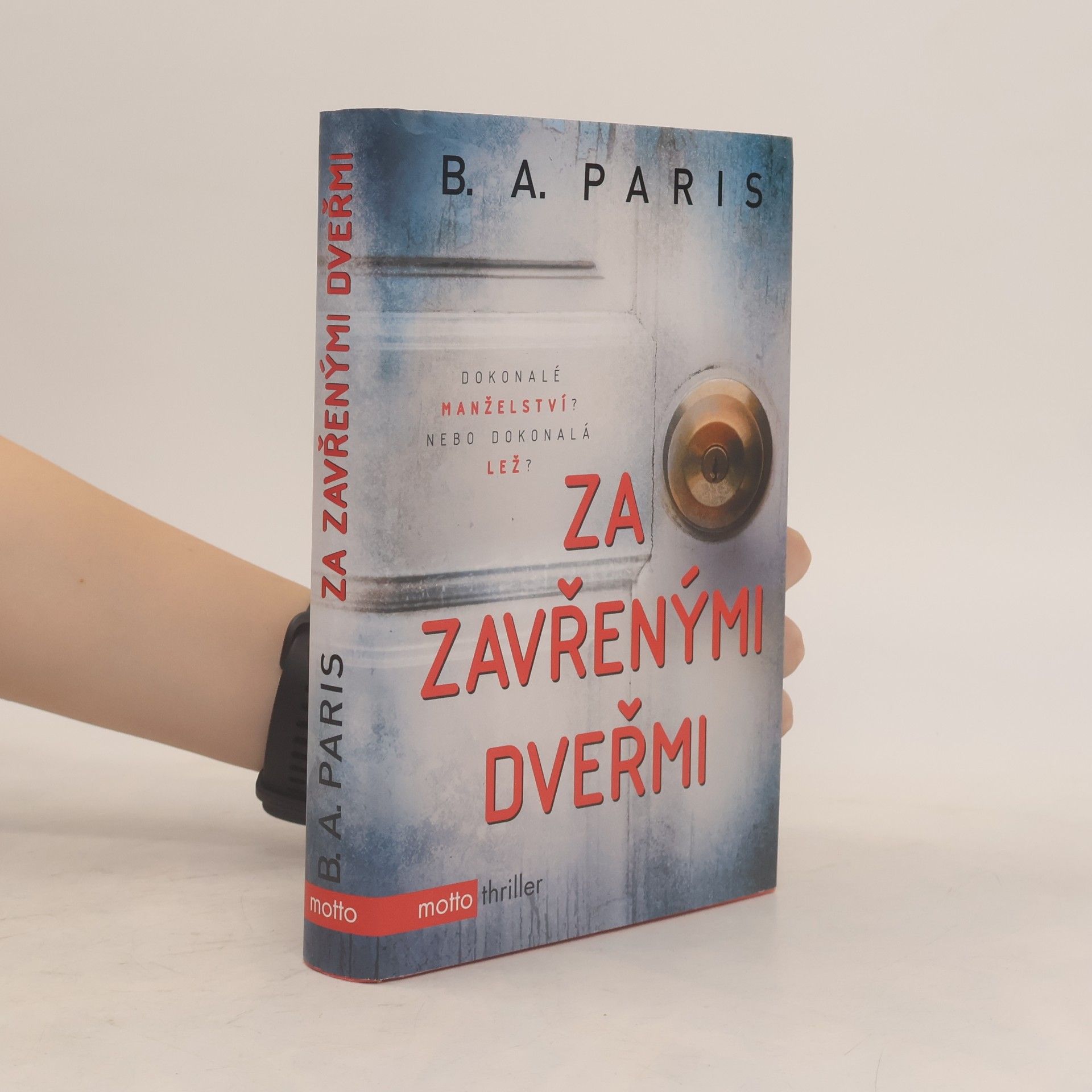 B. A. Paris Za zavřenými dveřmi