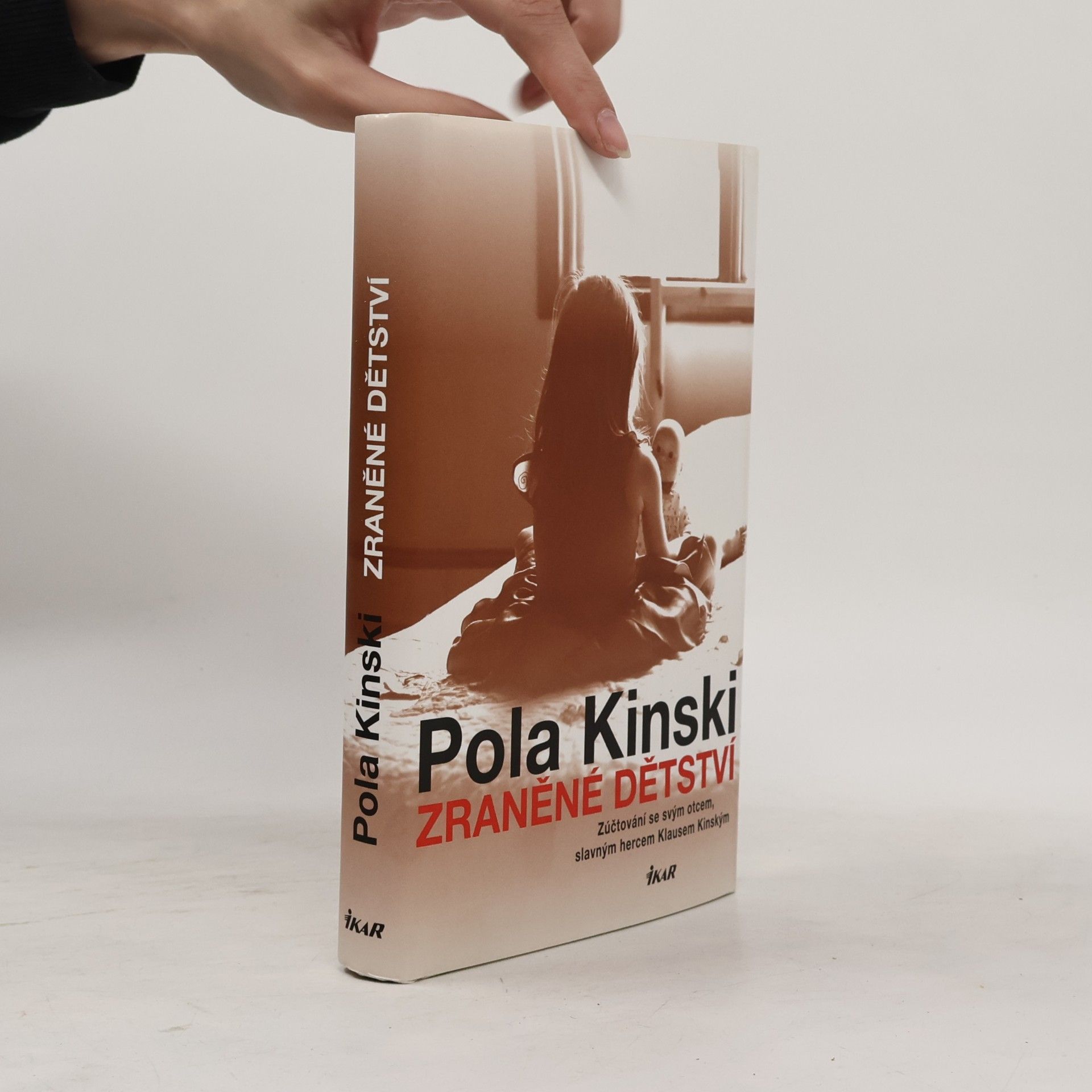 Pola Kinski Zraněné dětství : Zúčtování se svým otcem, slavným hercem Klausem Kinským