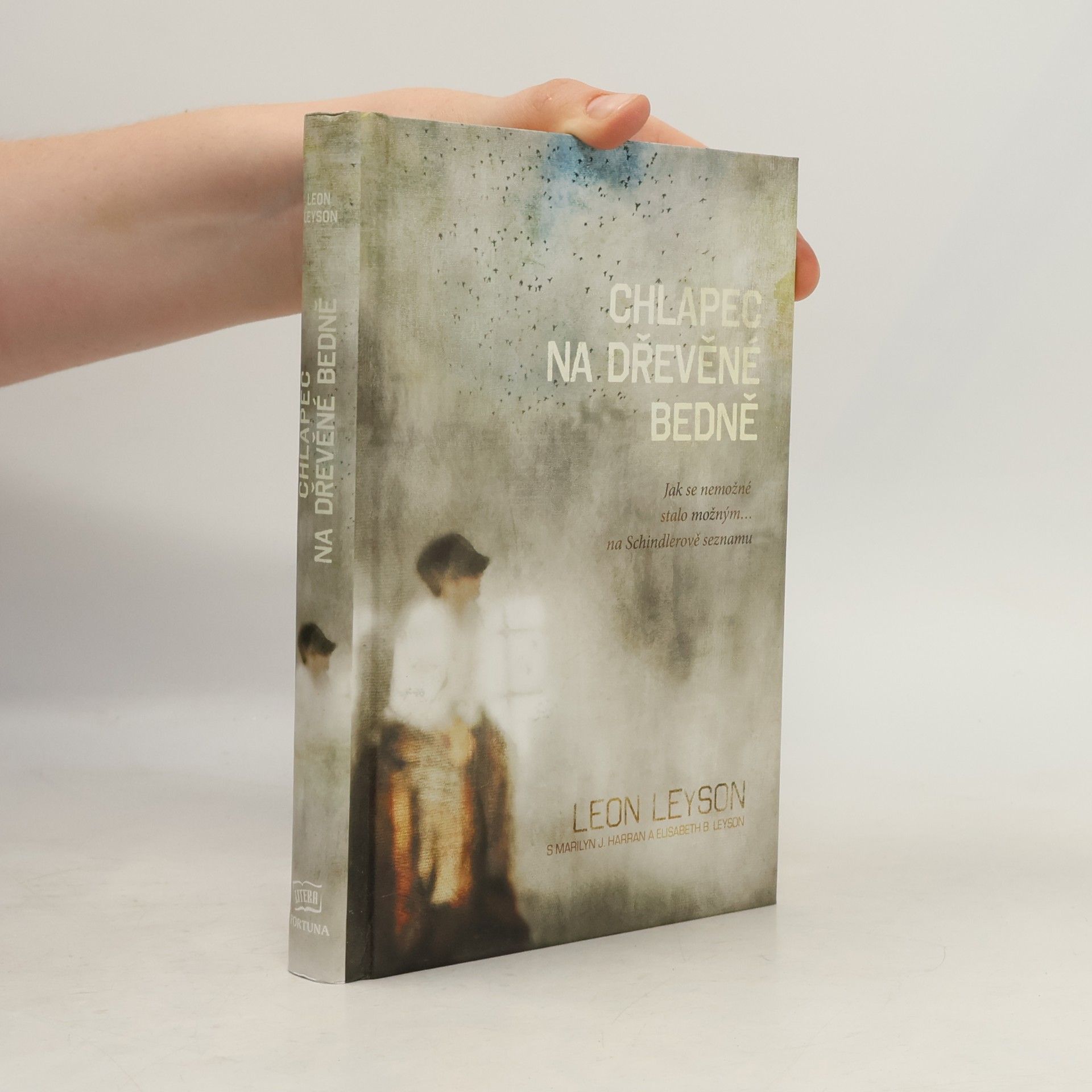 Leon Leyson Chlapec na dřevěné bedně