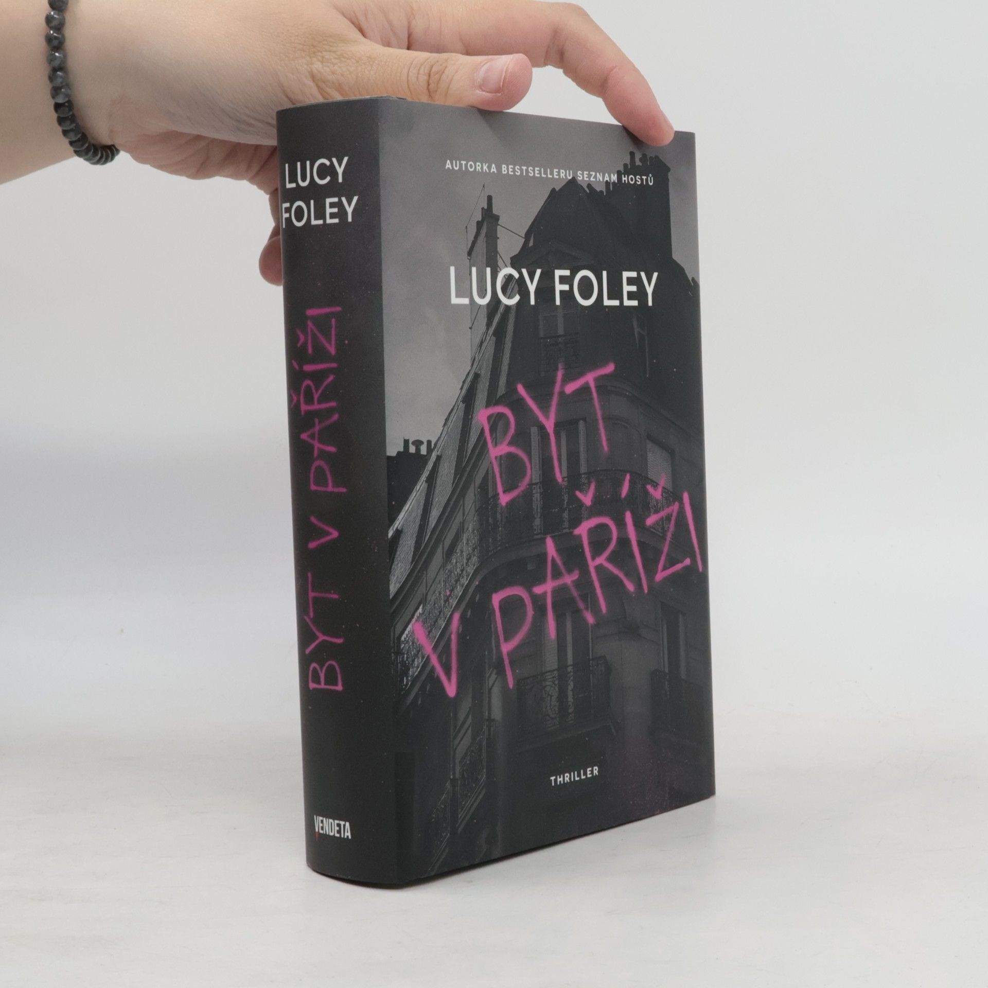Lucy Foley Byt v Paříži