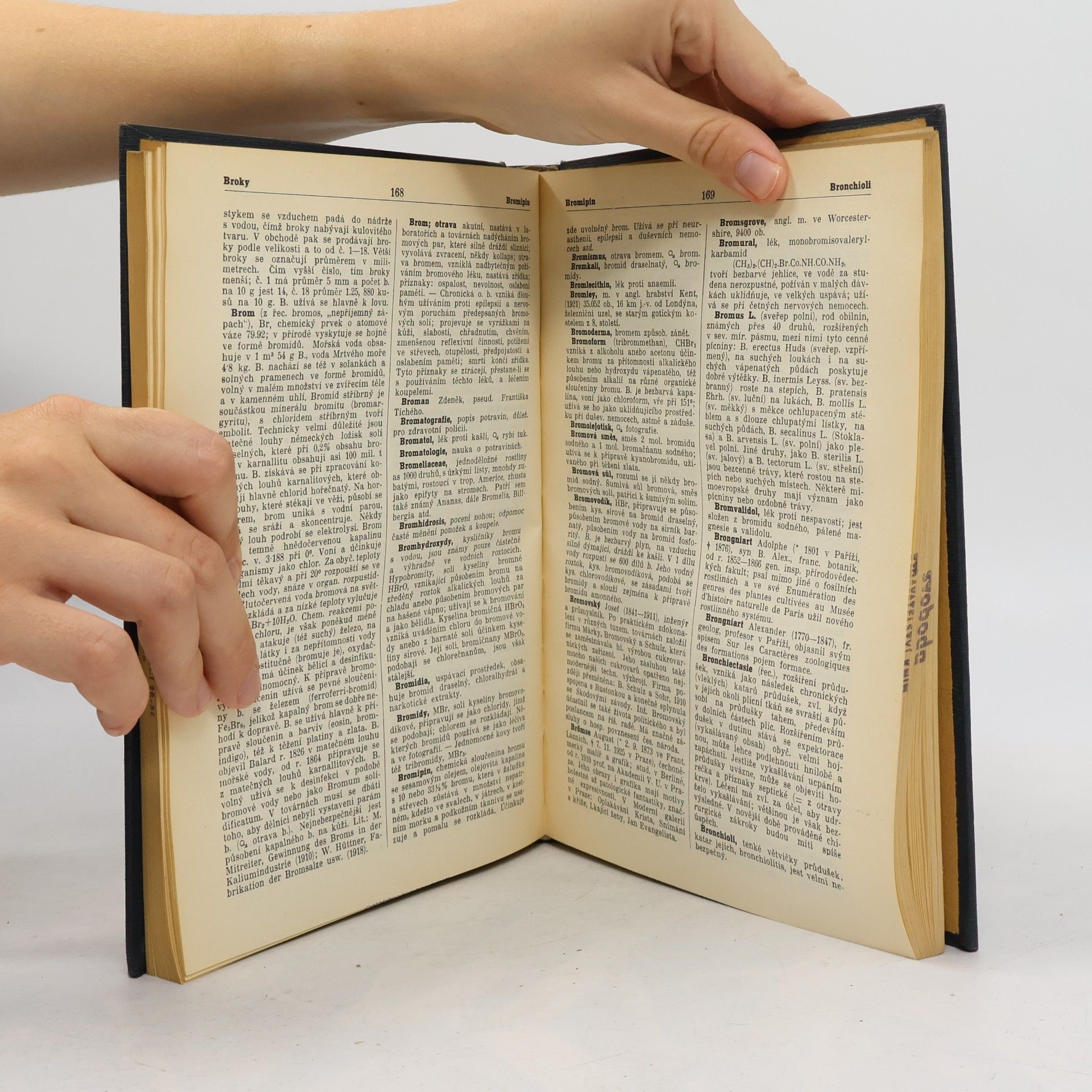 Various authors Nový velký ilustrovaný slovník naučný III. Bks-Církevní pohřeb