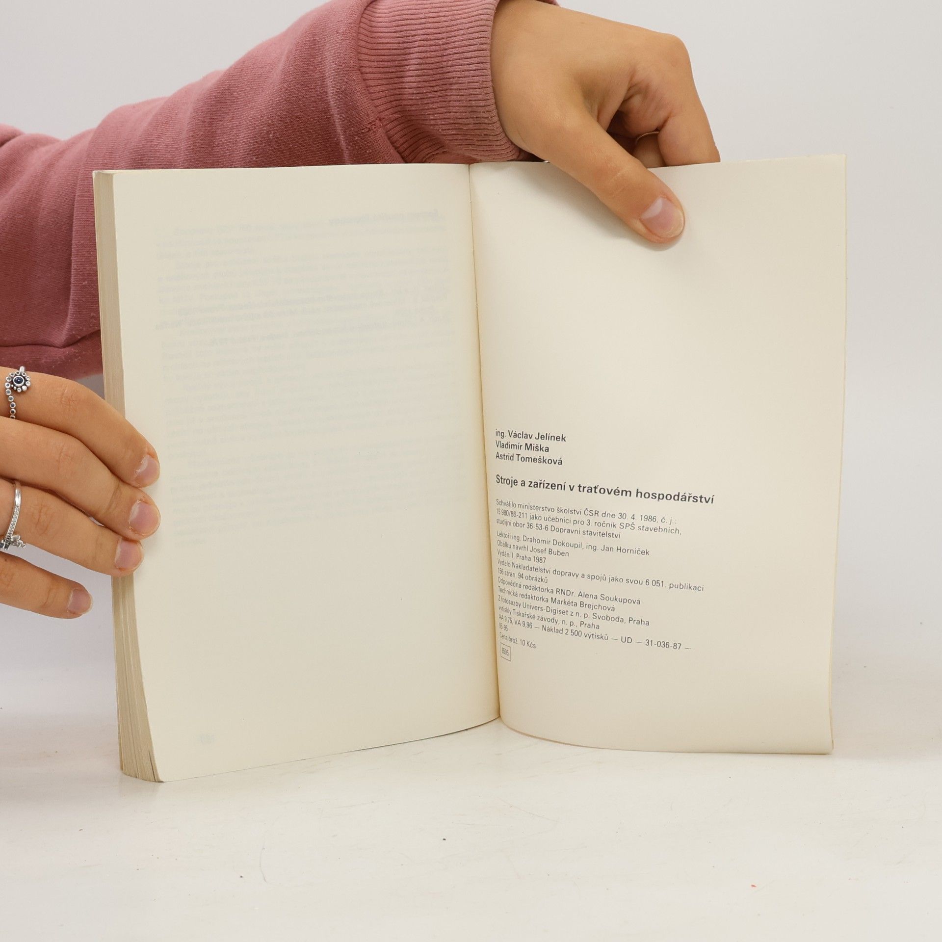 Various authors Stroje a zařízení v traťovém hospodářství