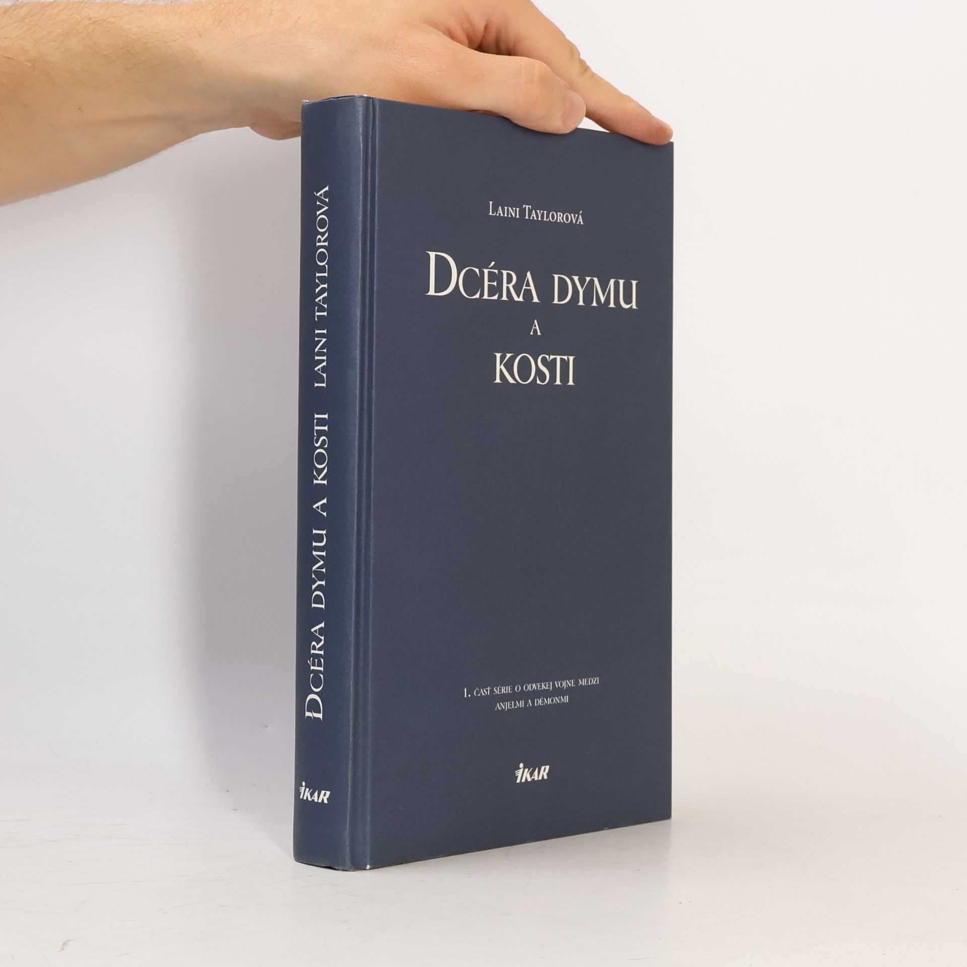 Laini Taylor Dcéra dymu a kostí