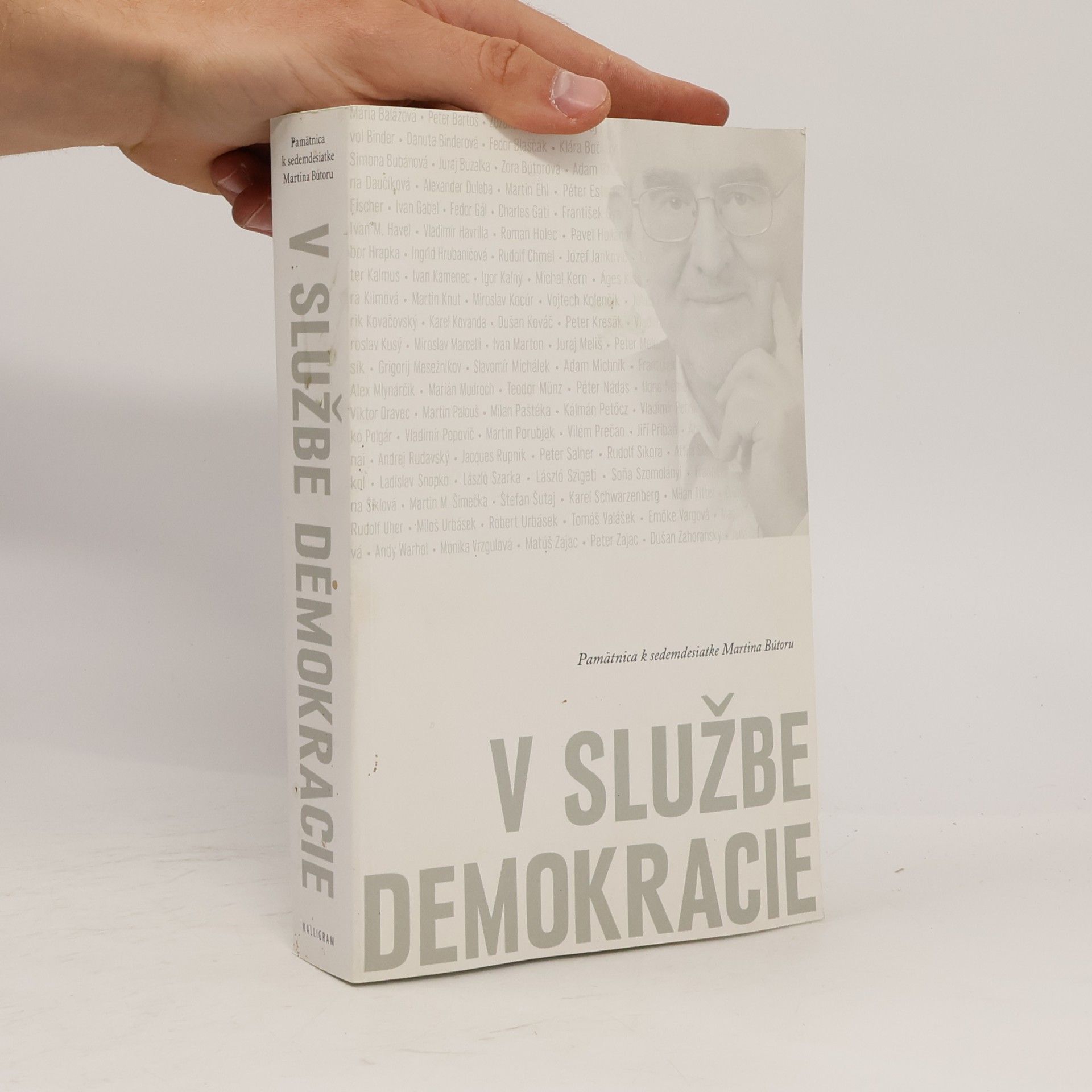 Kolektív autorov V službe demokracie