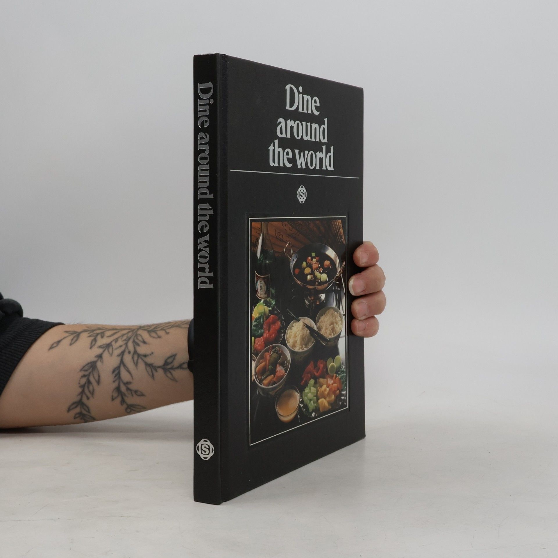 Various authors Dine around the world