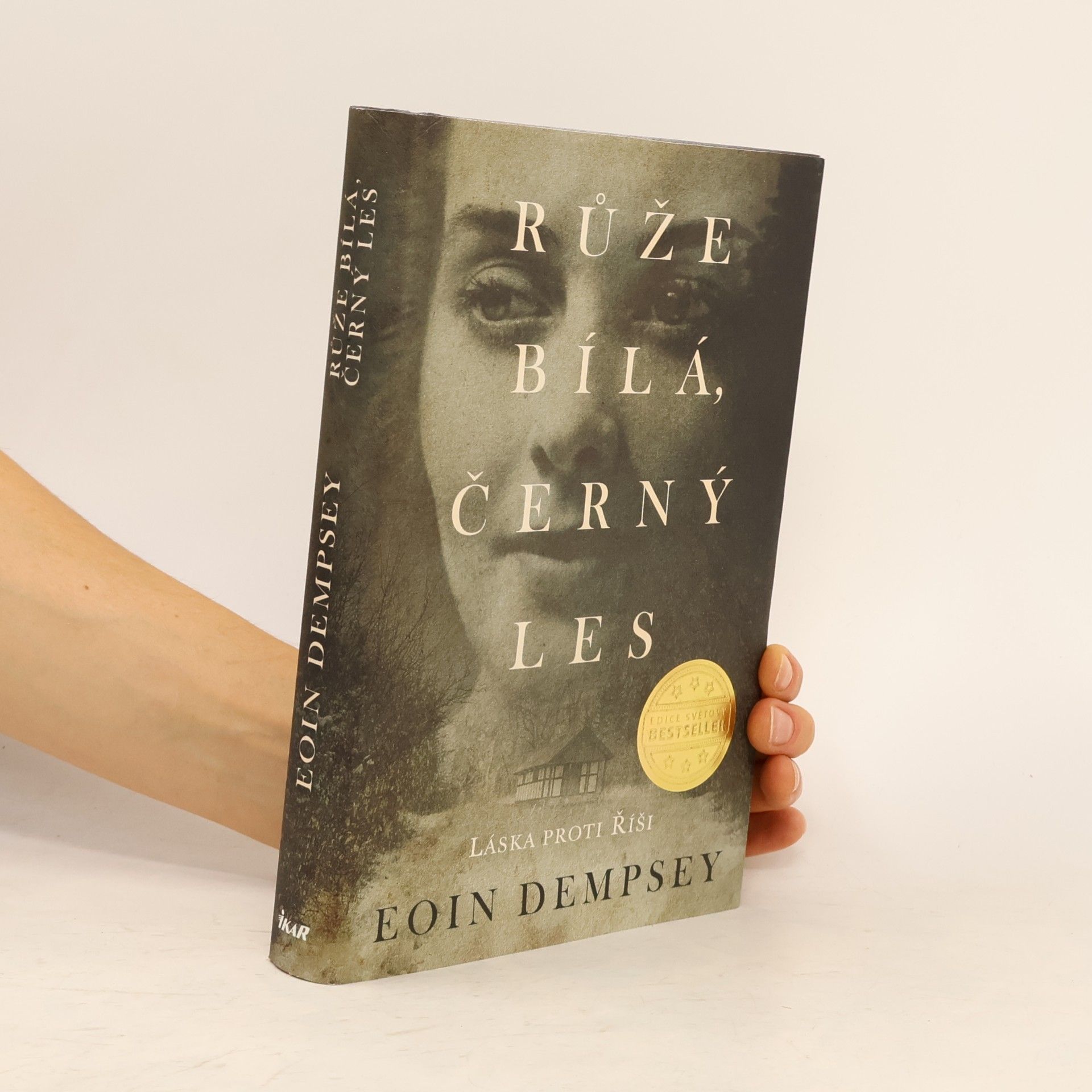 Eoin Dempsey Růže bílá, černý les