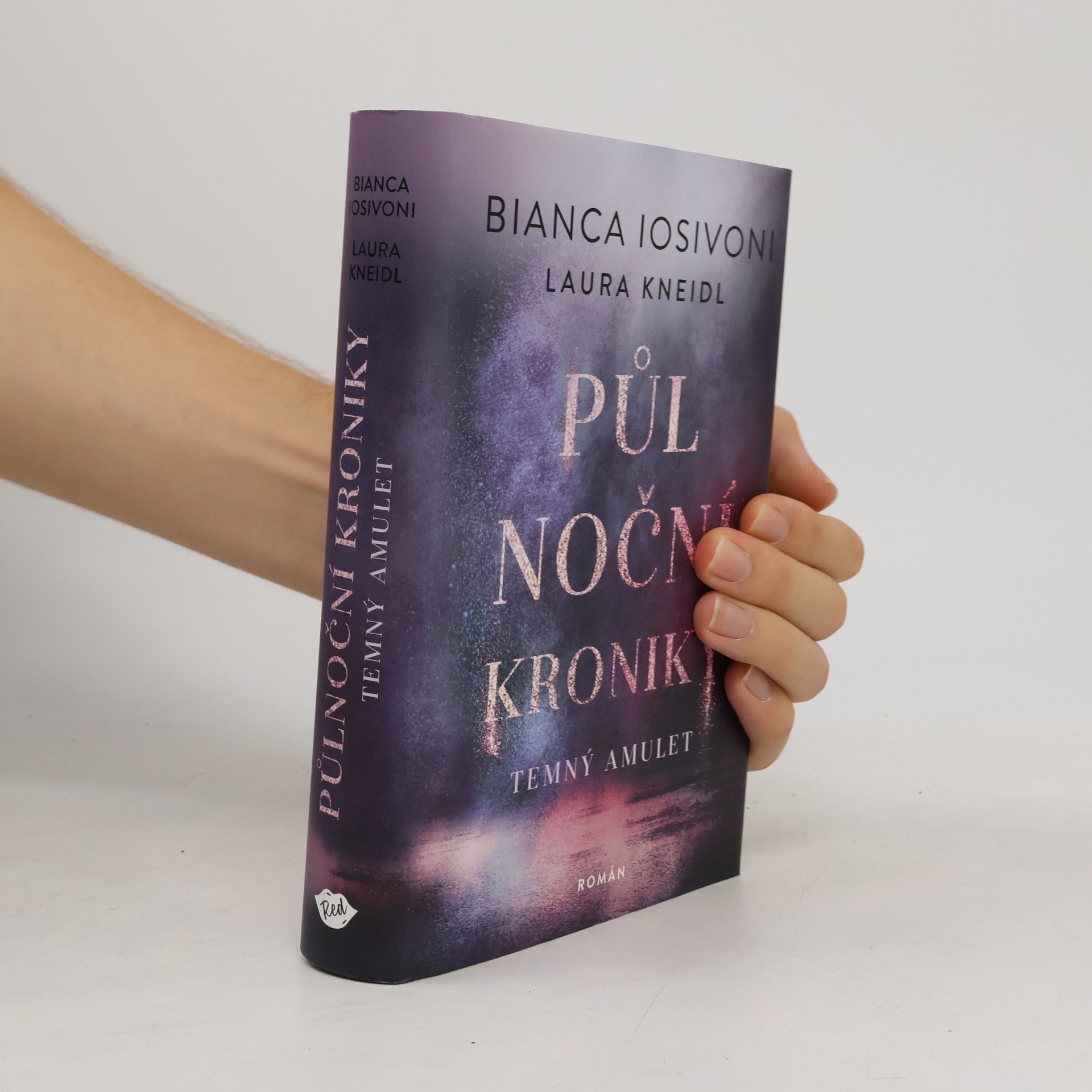 Půlnoční kroniky: Temný amulet.