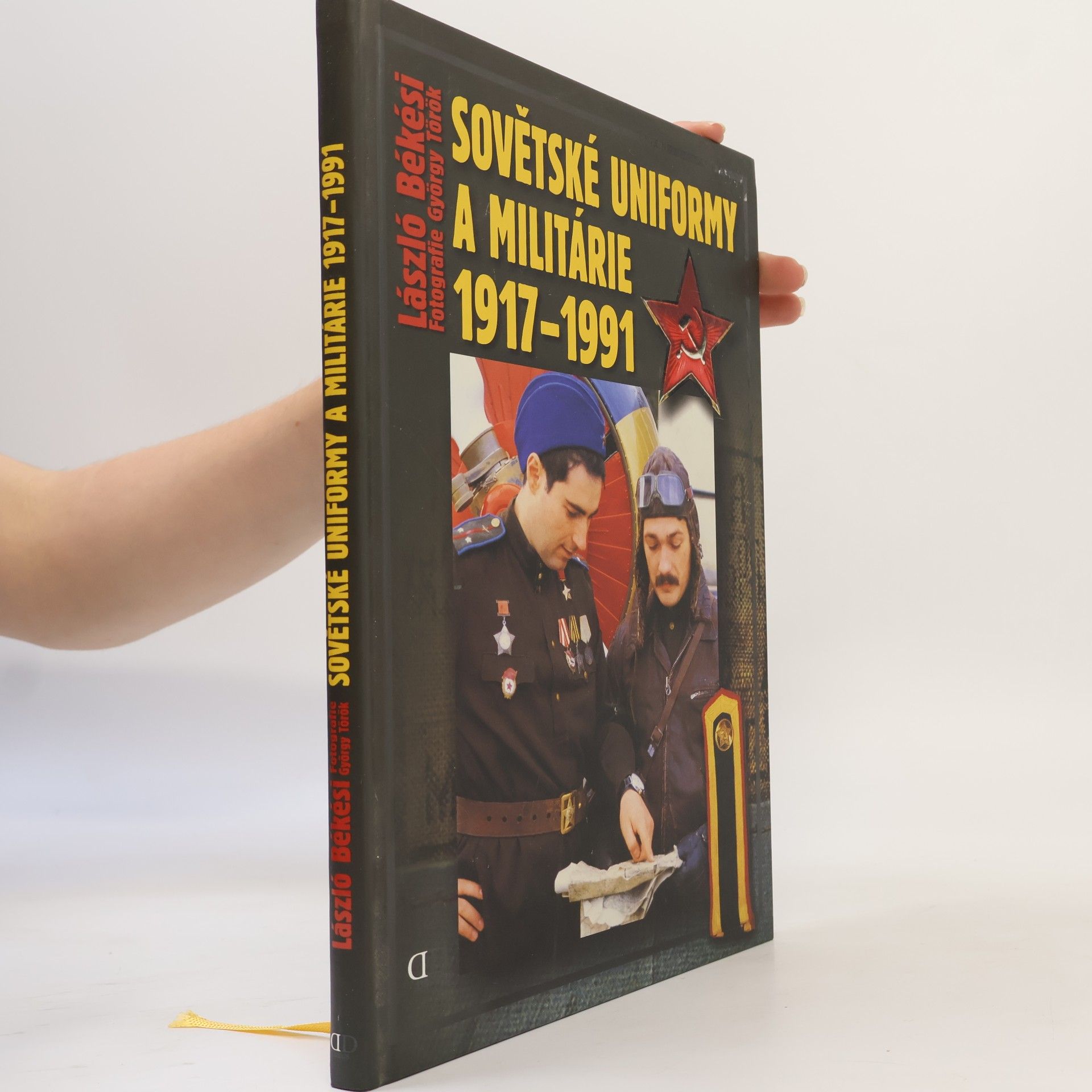 Sovětské uniformy & militárie 1917-1991 na barevných fotografiích