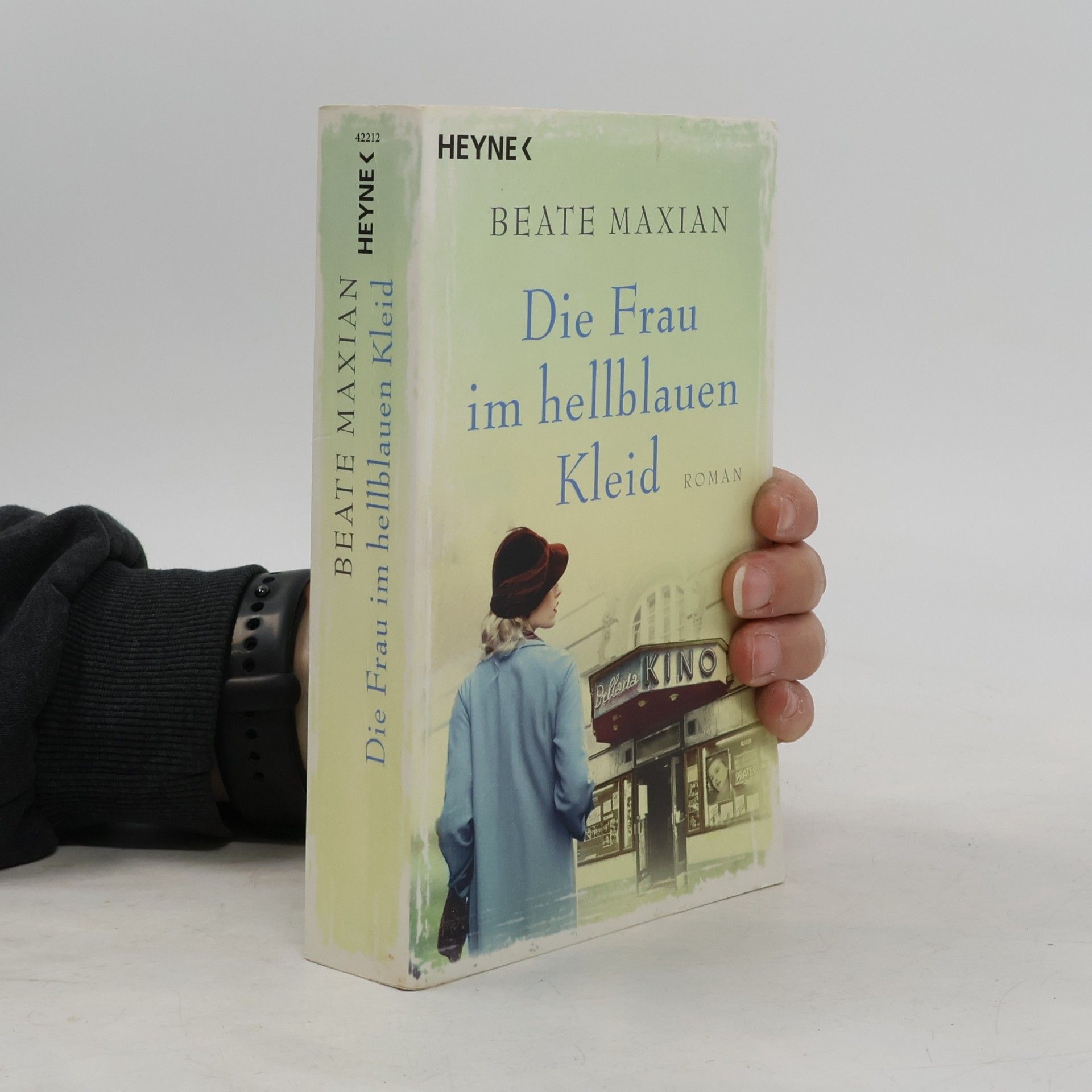 Beate Maxian Die Frau im hellblauen Kleid