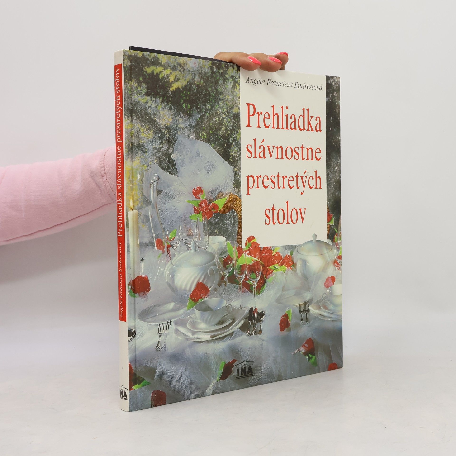 Prehliadka slávnostne prestretých stolov