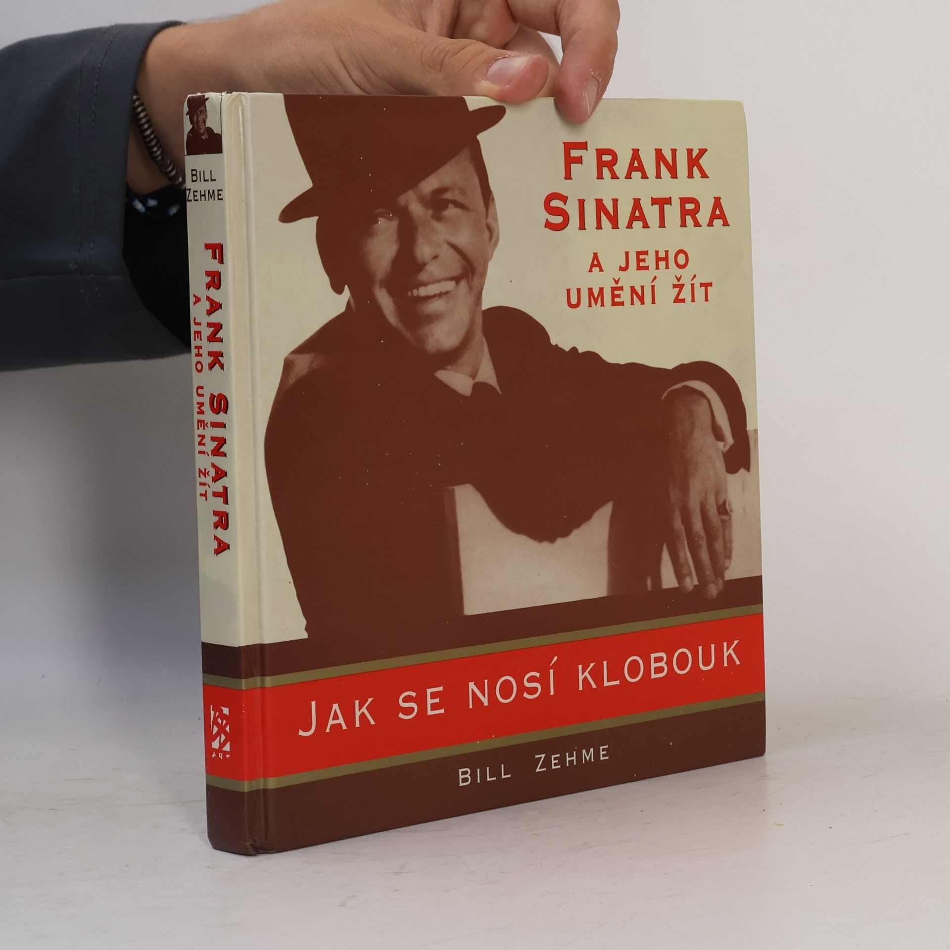 Jak se nosí klobouk. Frank Sinatra a jeho umění žít