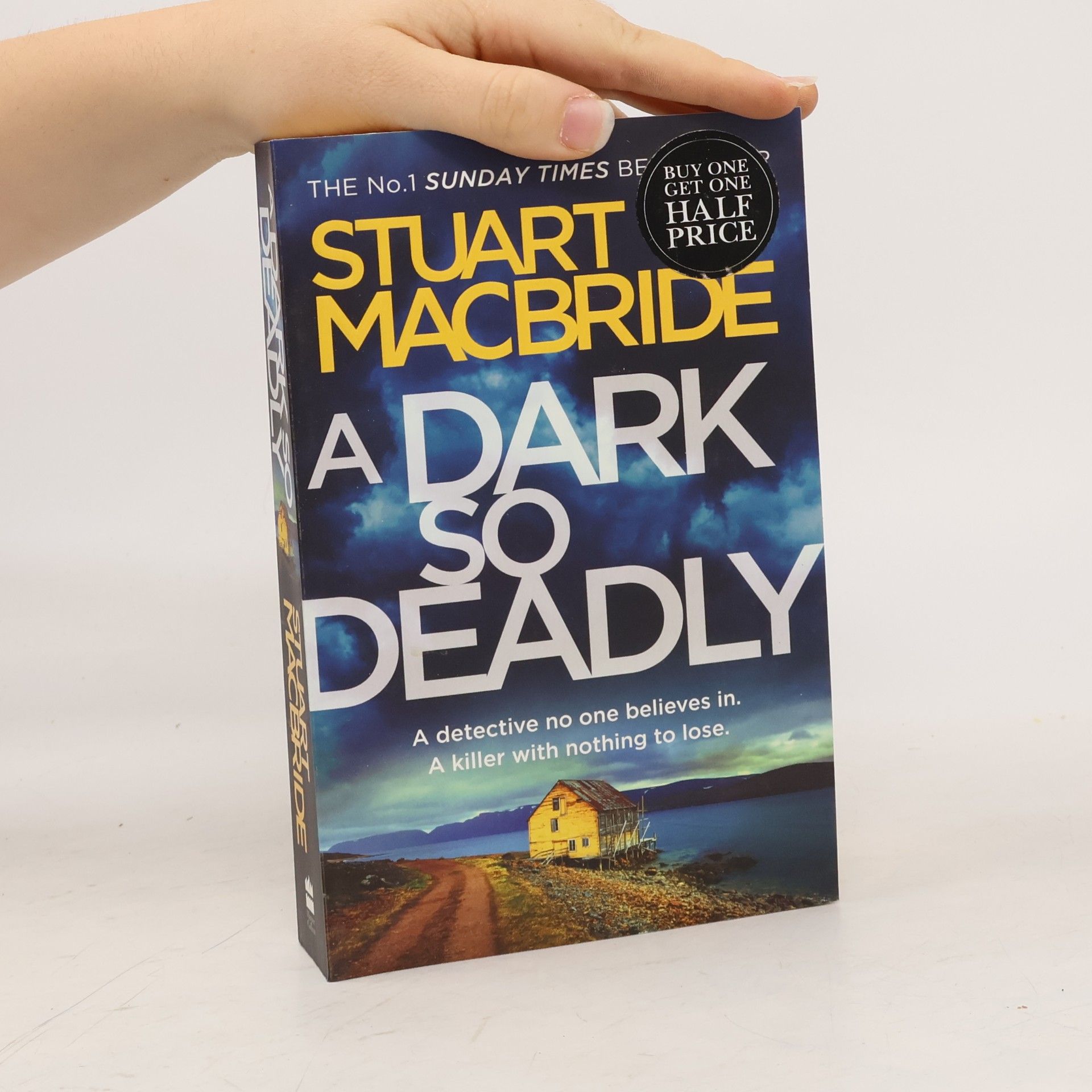 Stuart MacBride A Dark So Deadly