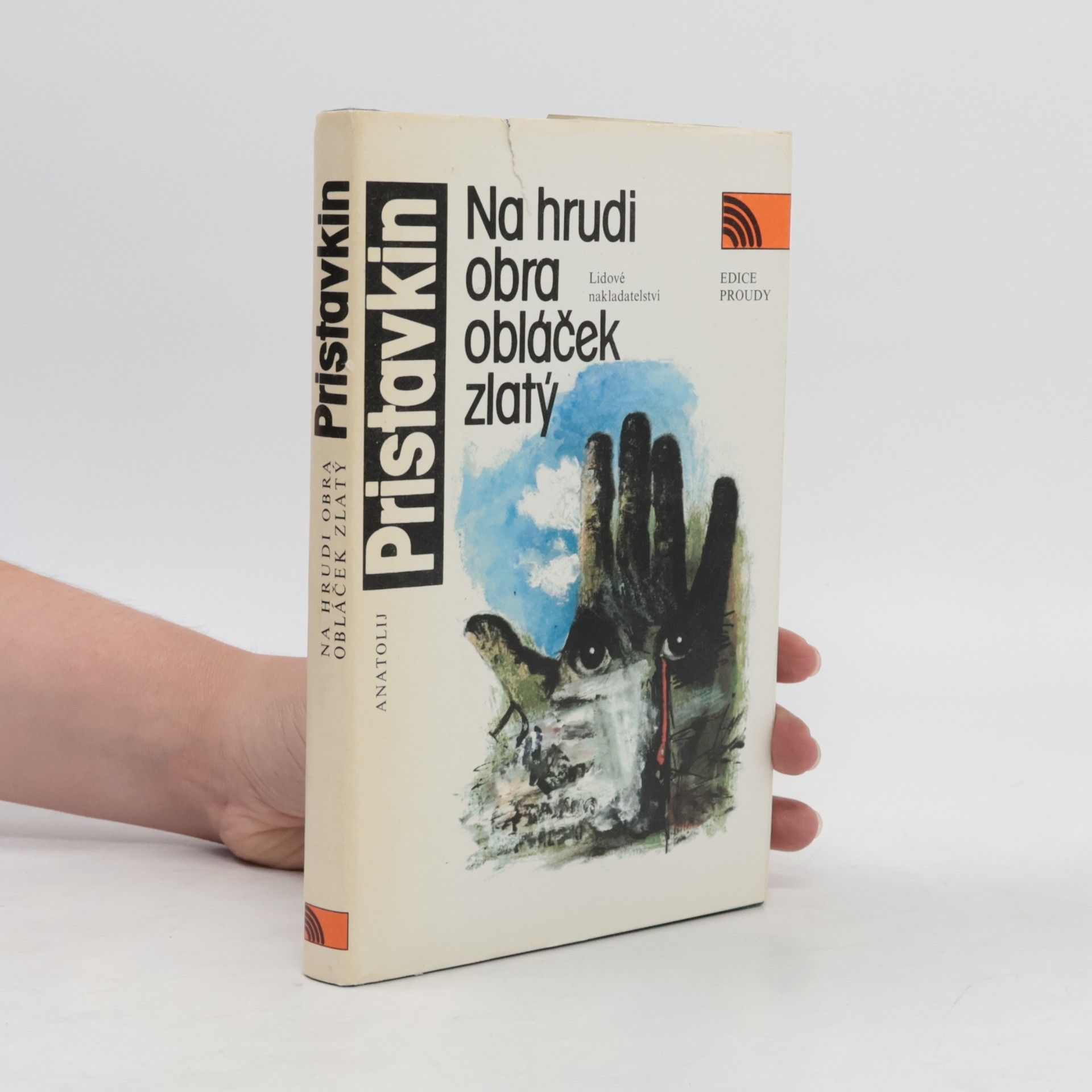 Anatoly Pristavkin Na hrudi obra obláček zlatý