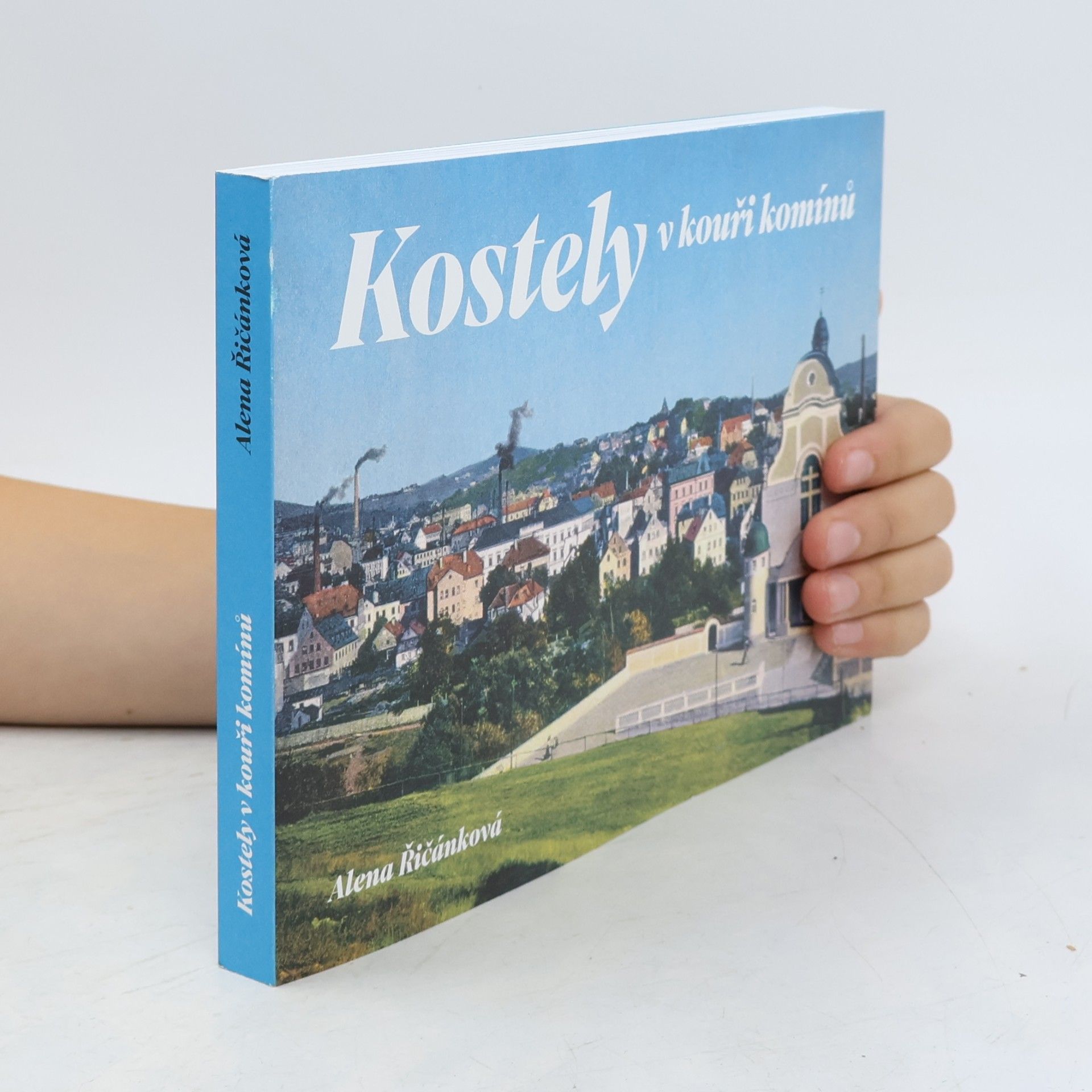 Kostely v kouři komínů
