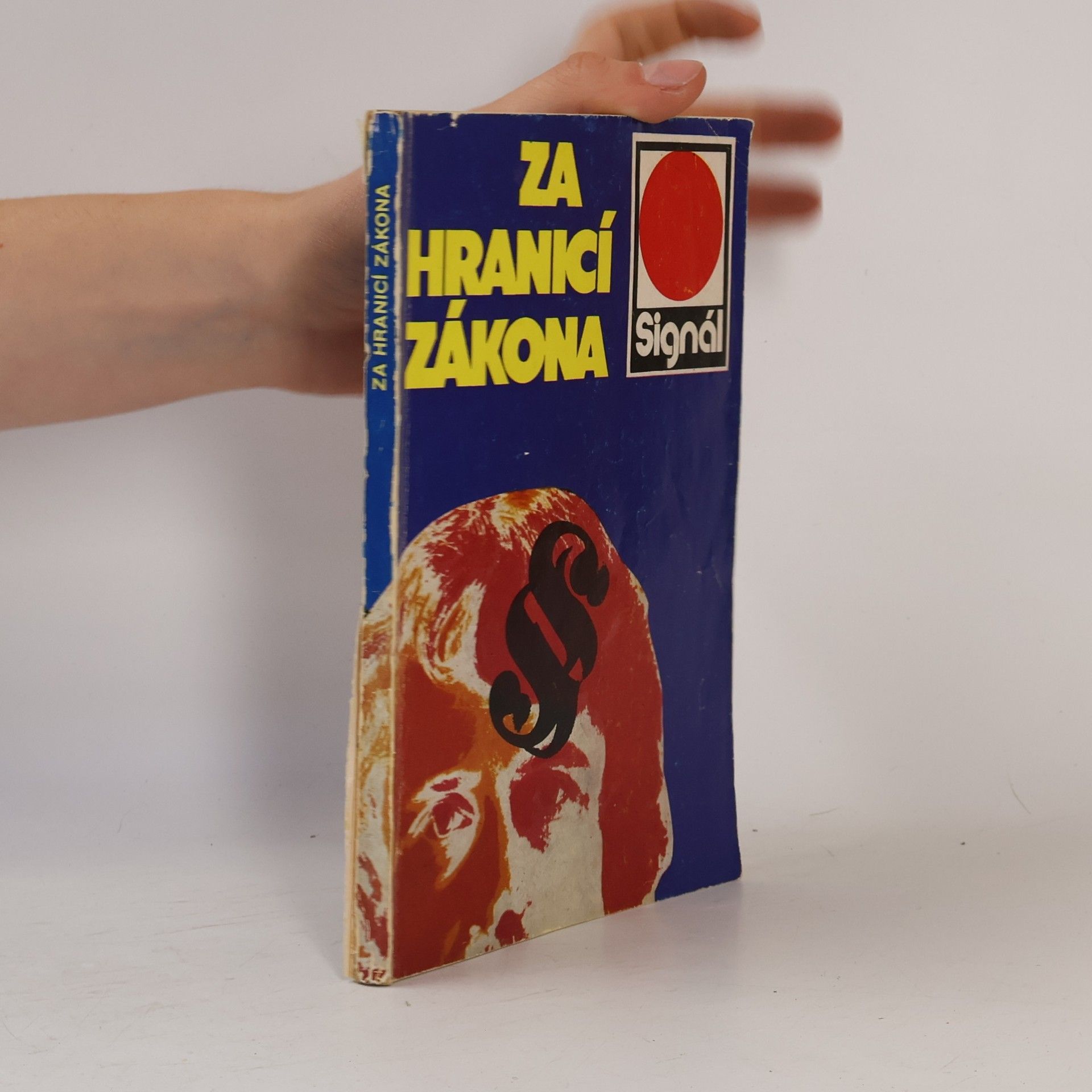Various authors Za hranicí zákona