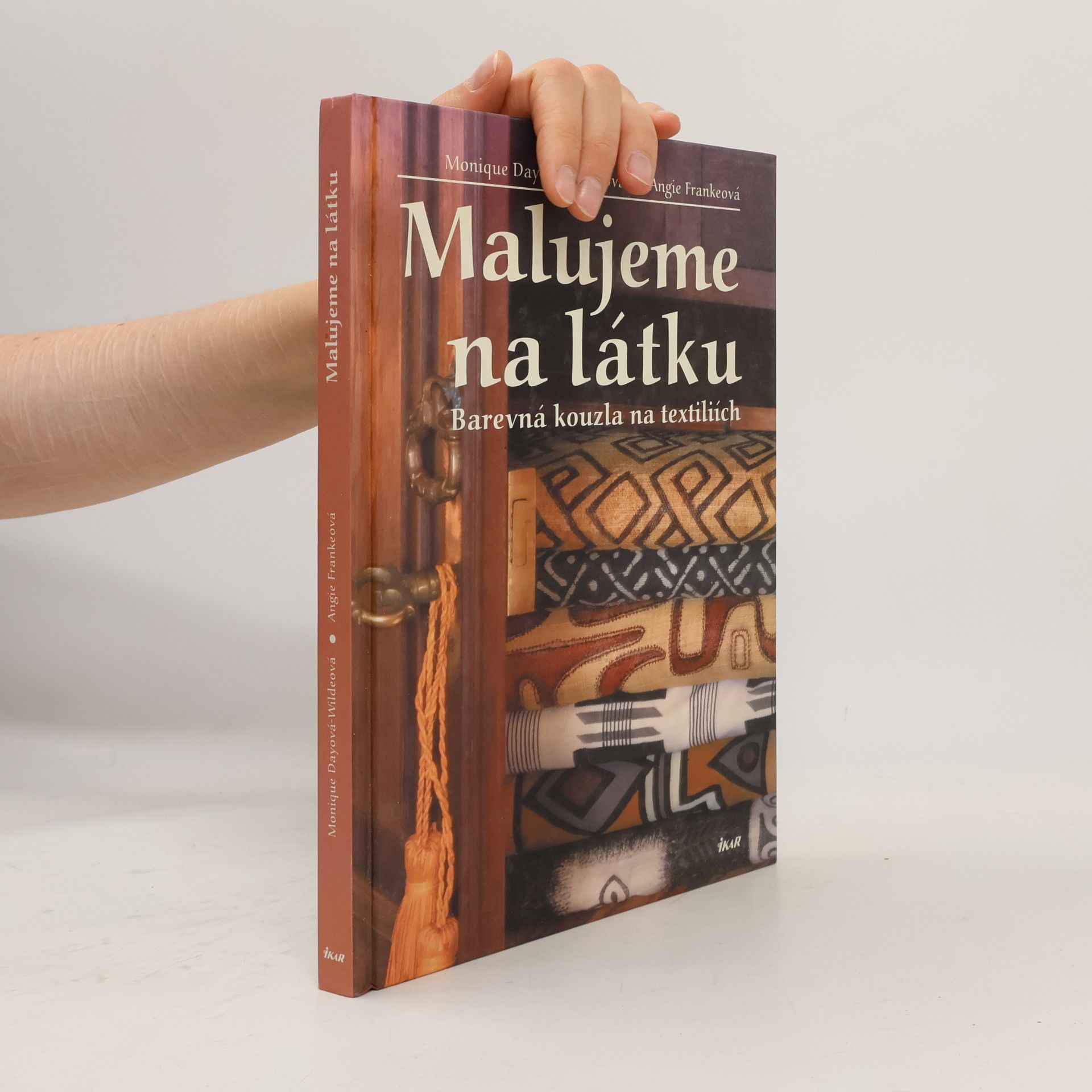 Monique Day-Wilde Malujeme na látku: Barevná kouzla na textiliích