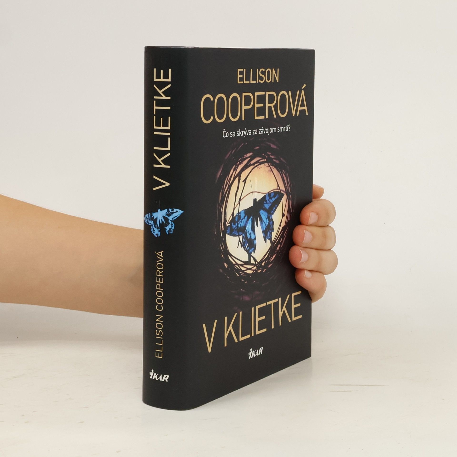 Ellison Cooper V klietke