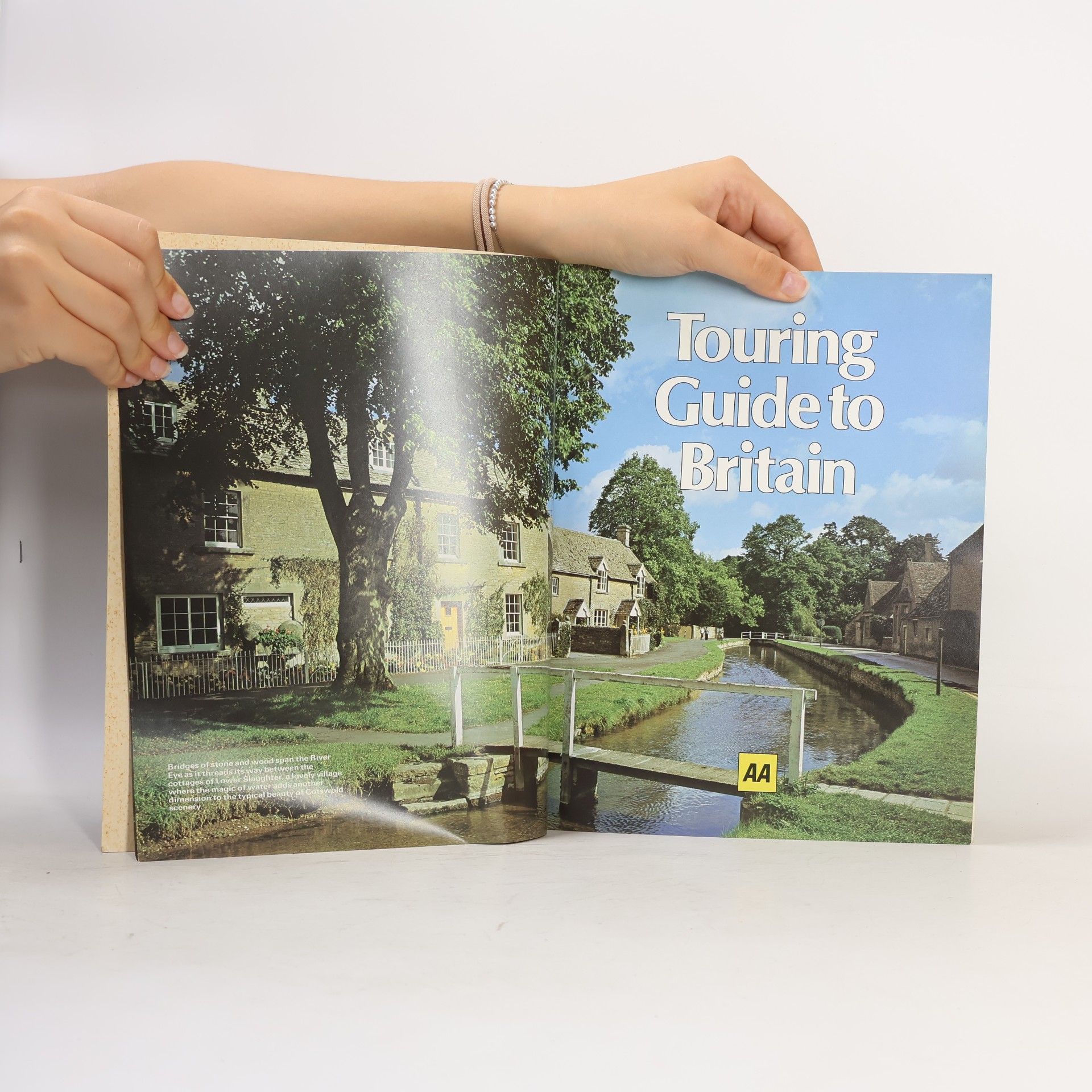 Automobile Association (Great Britain) Aa Touring Guide to Britain