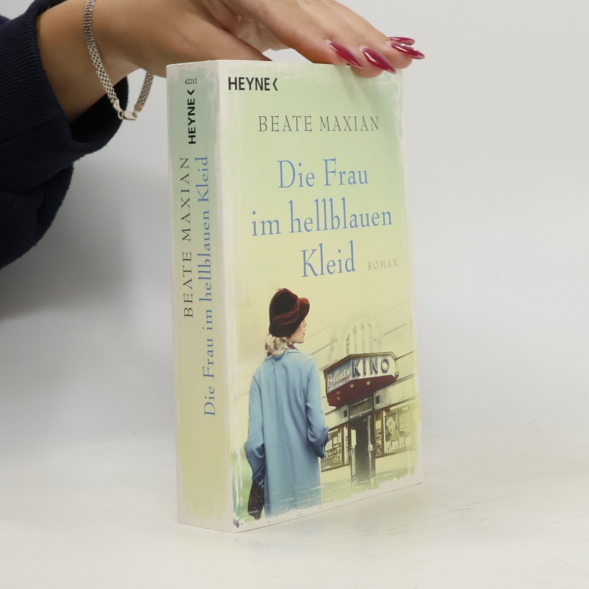 Beate Maxian Die Frau im hellblauen Kleid