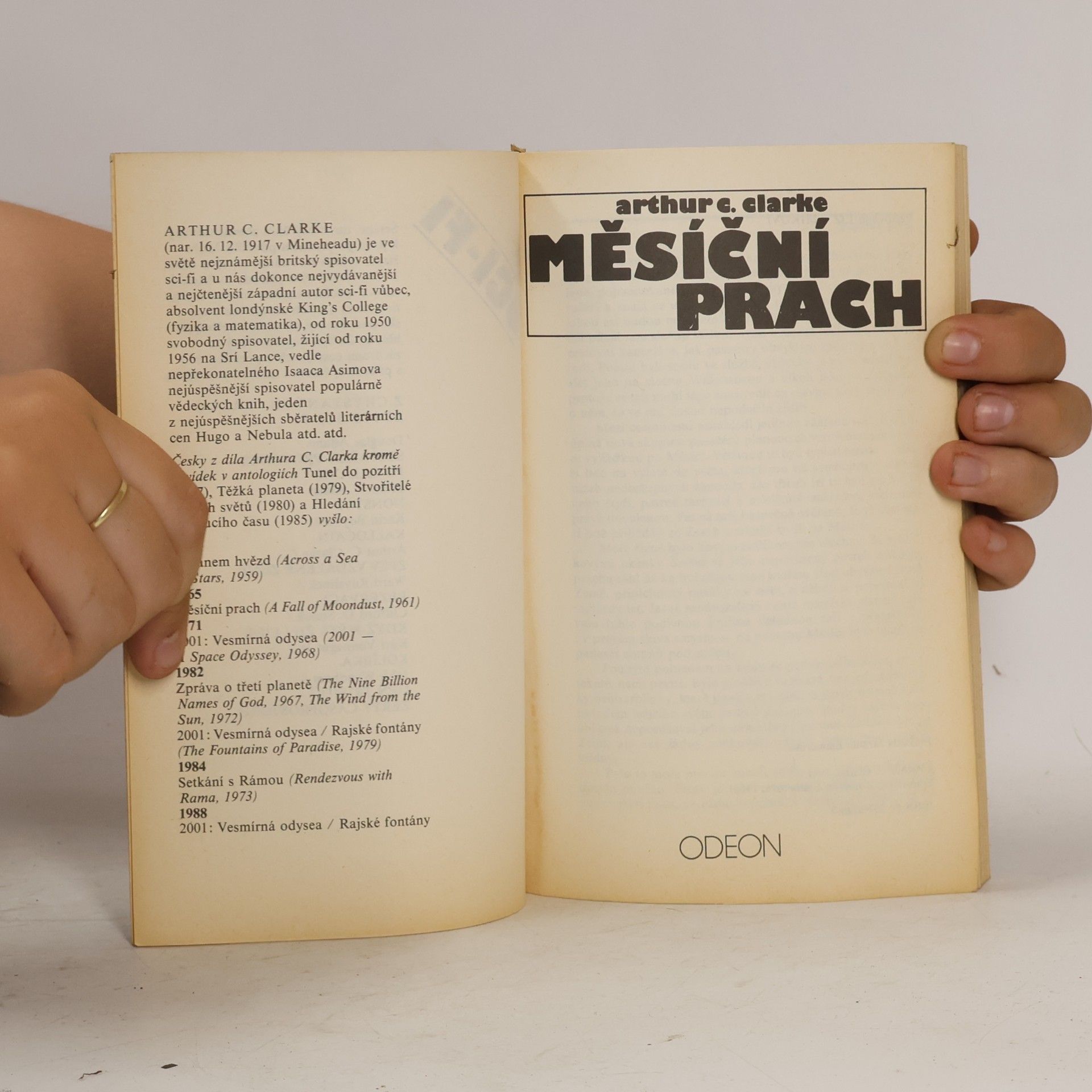 Arthur C. Clarke Měsíční prach