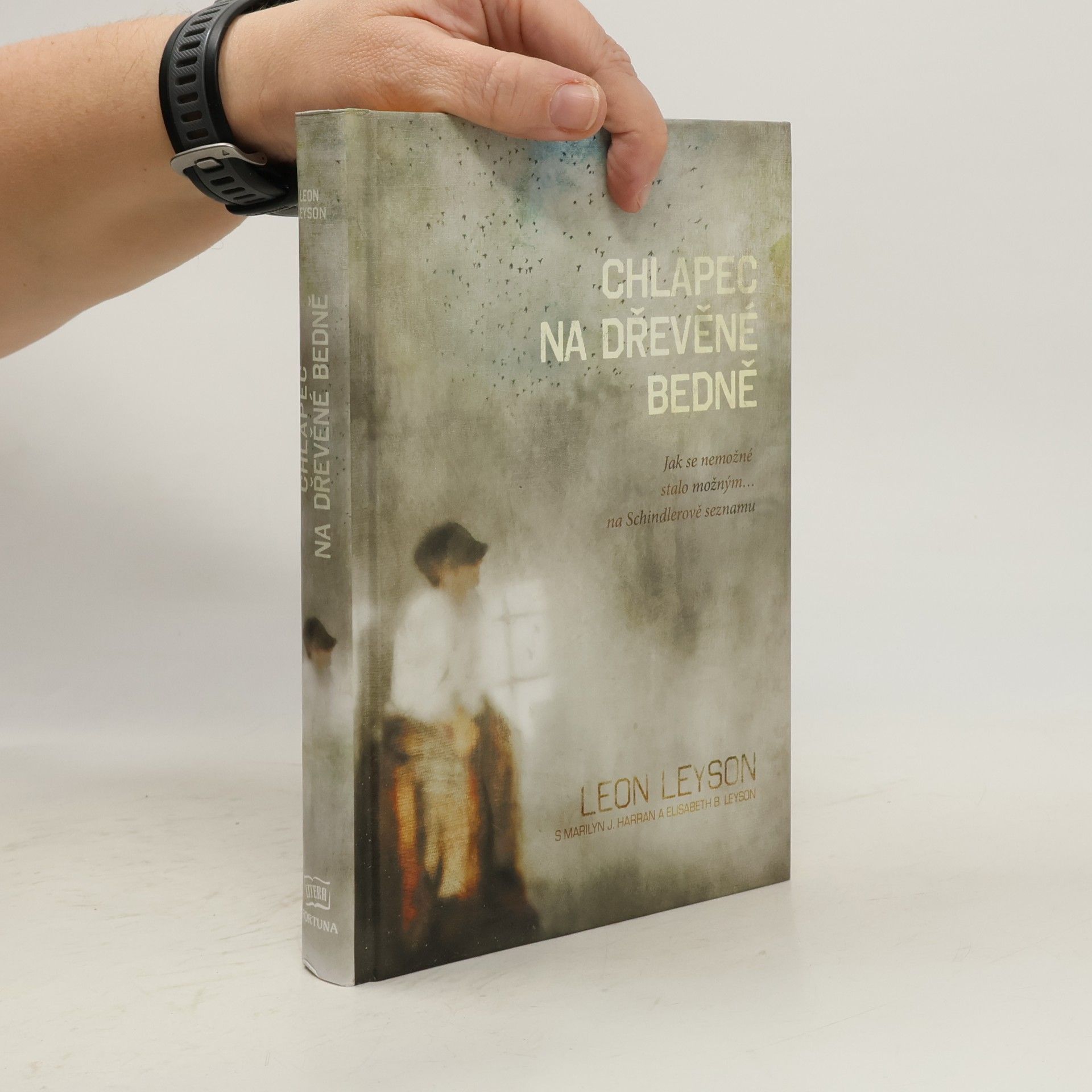 Leon Leyson Chlapec na dřevěné bedně