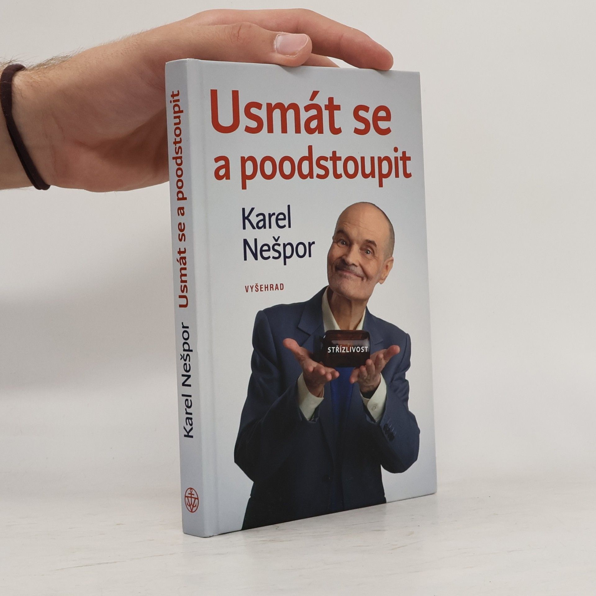 Usmát se a poodstoupit