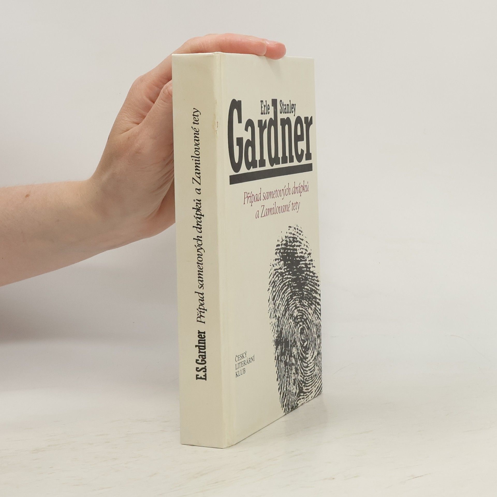 Erle Stanley Gardner Případ sametových drápků a Zamilované tety