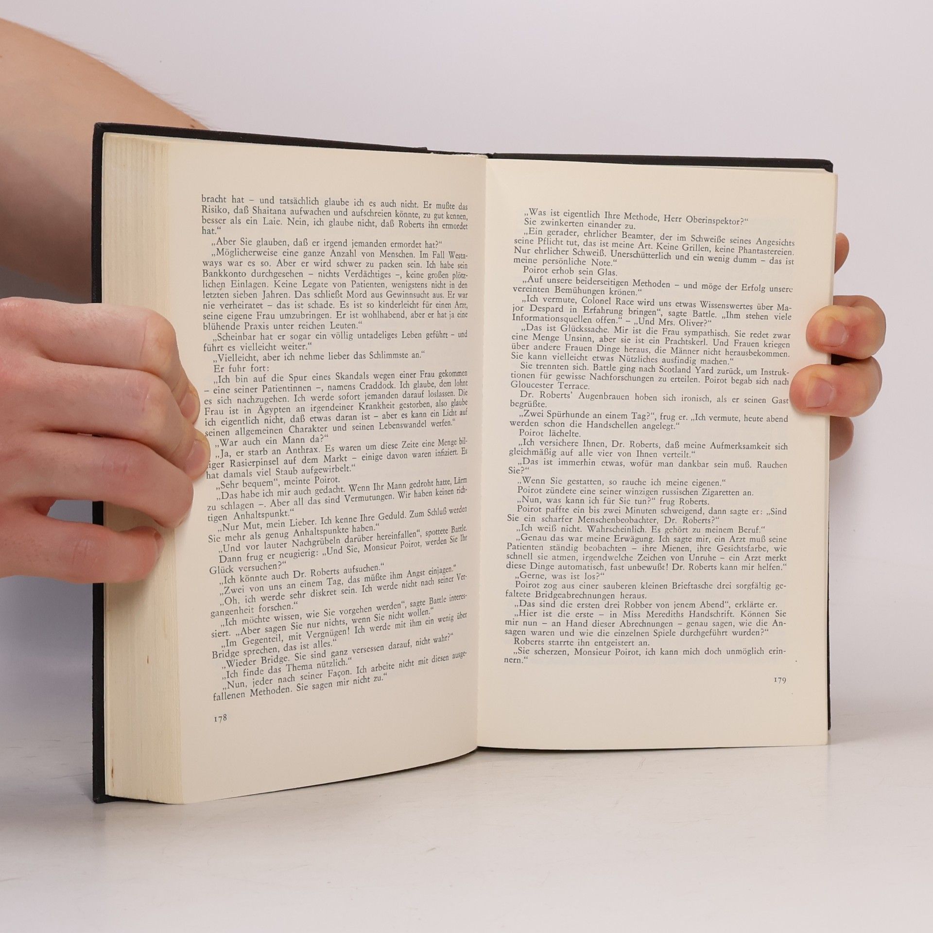 Agatha Christie Die Tote in der Bibliothek, Mit offenen Karten, Der Wachsblumensrauß