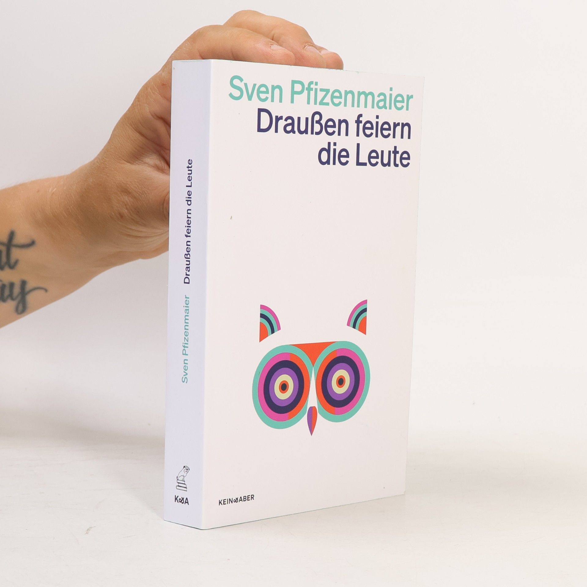 Sven Pfizenmaier Draußen feiern die Leute