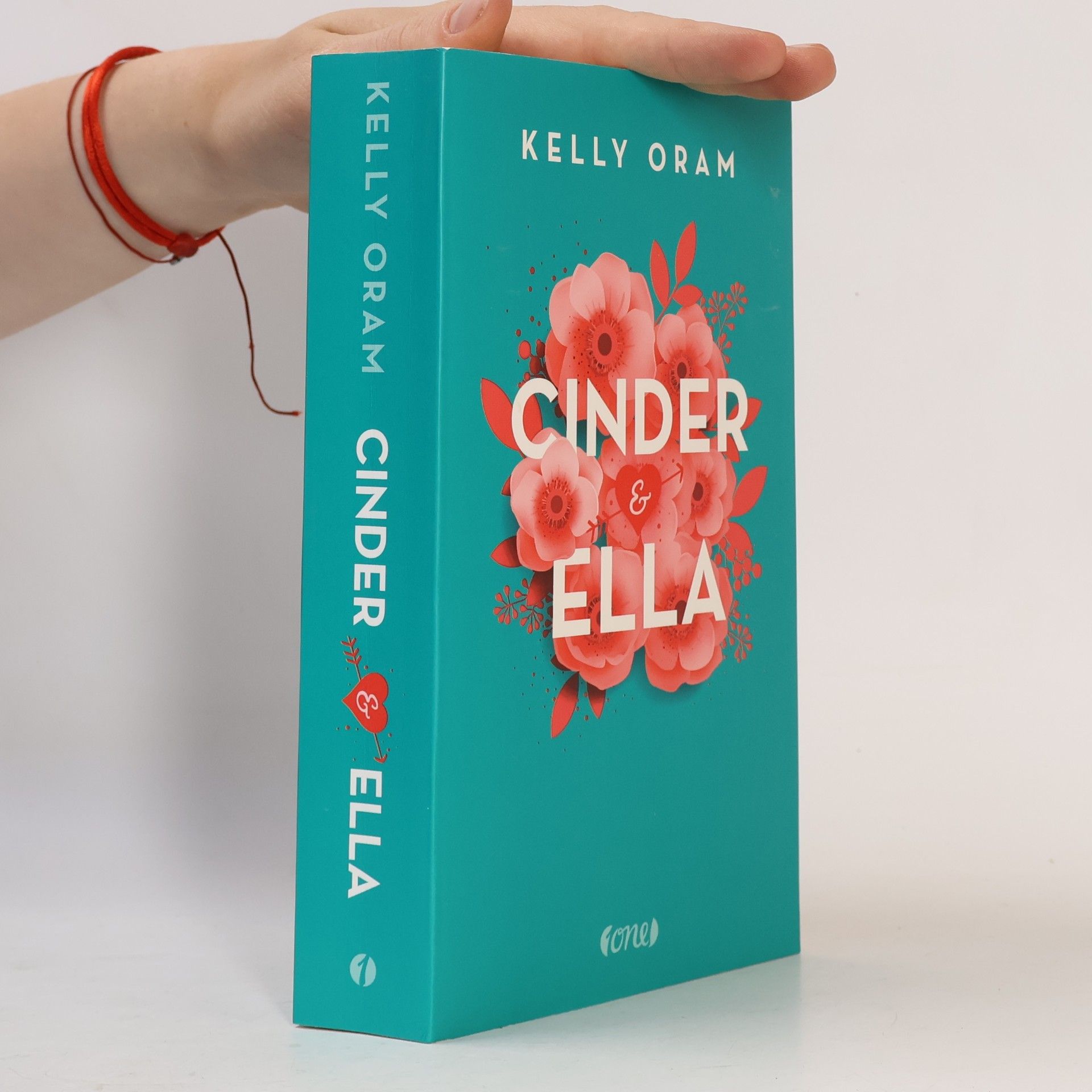 Kelly Oram Cinder & Ella 1