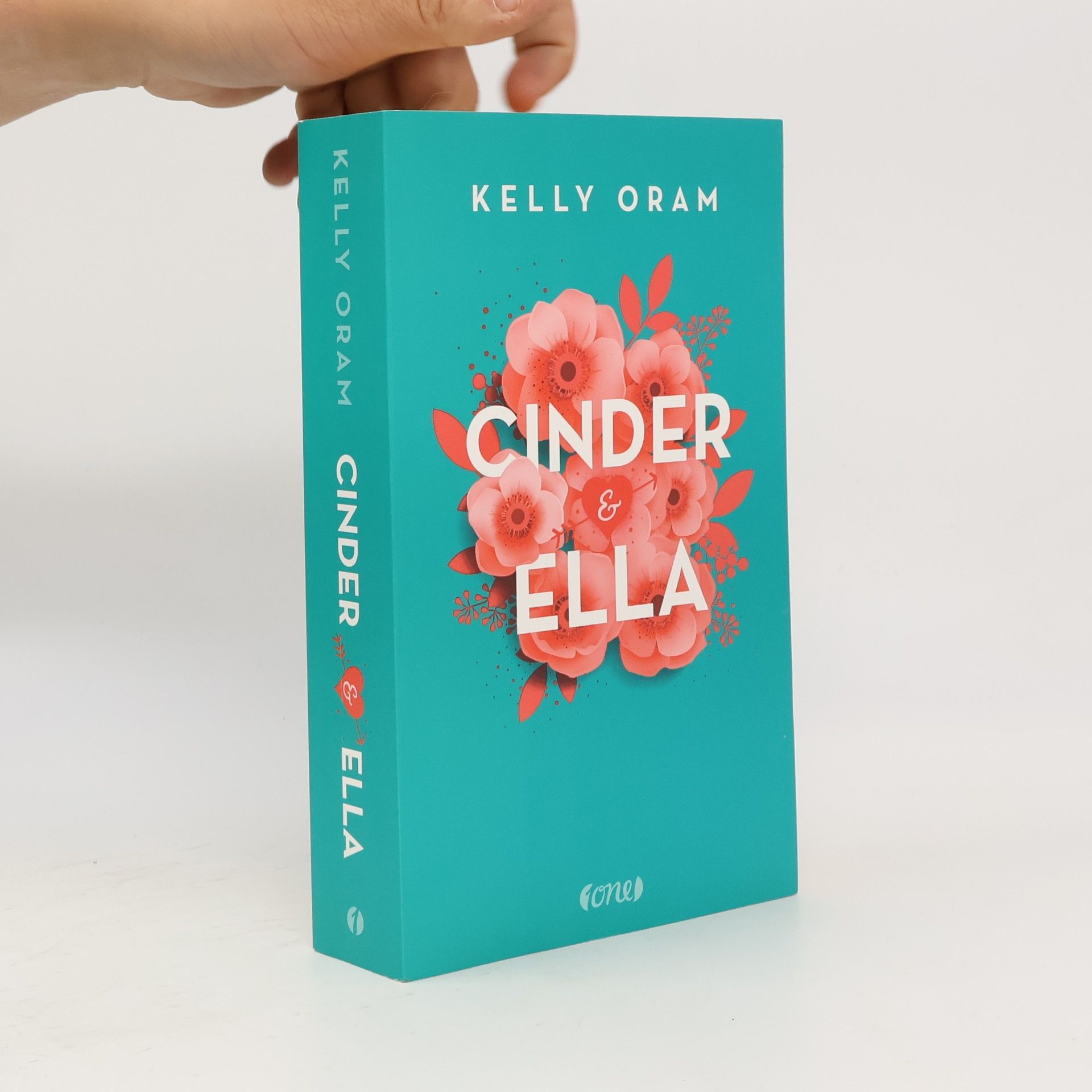 Kelly Oram Cinder & Ella 1