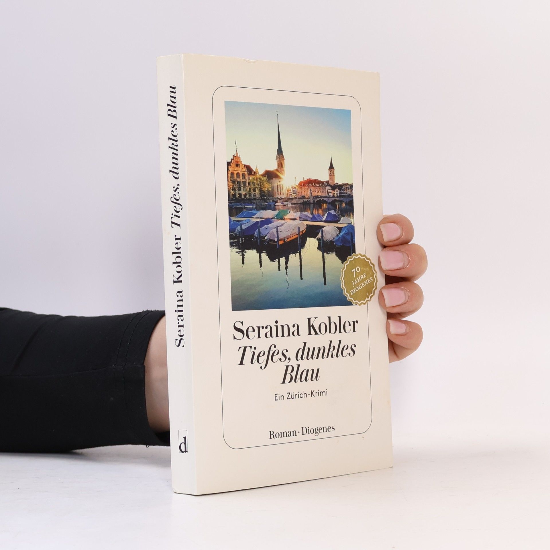 Seraina Kobler Tiefes, dunkles Blau