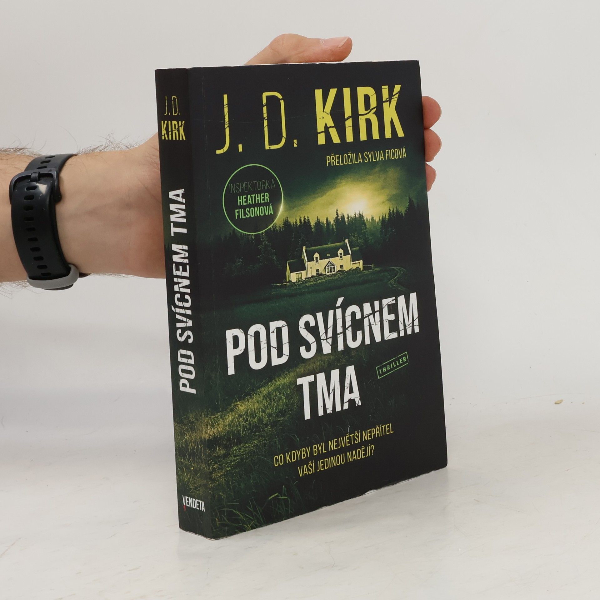 Barry Hutchison Pod svícnem tma