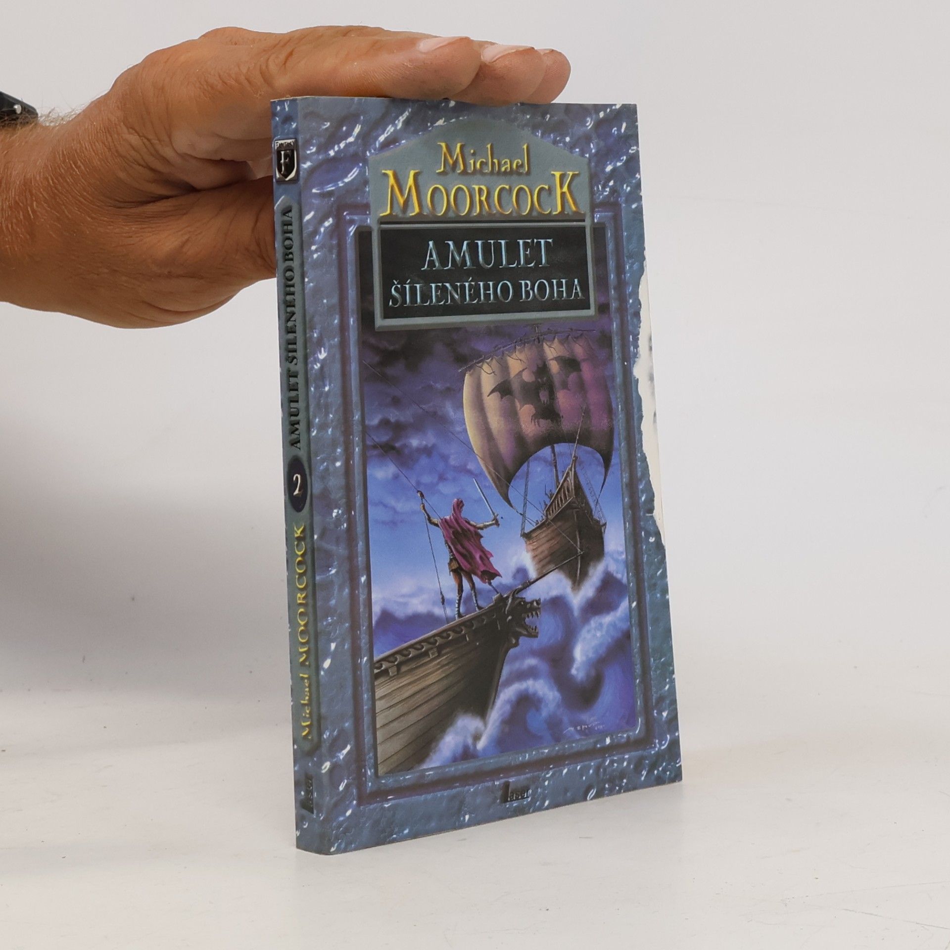 Michael Moorcock Amulet šíleného boha