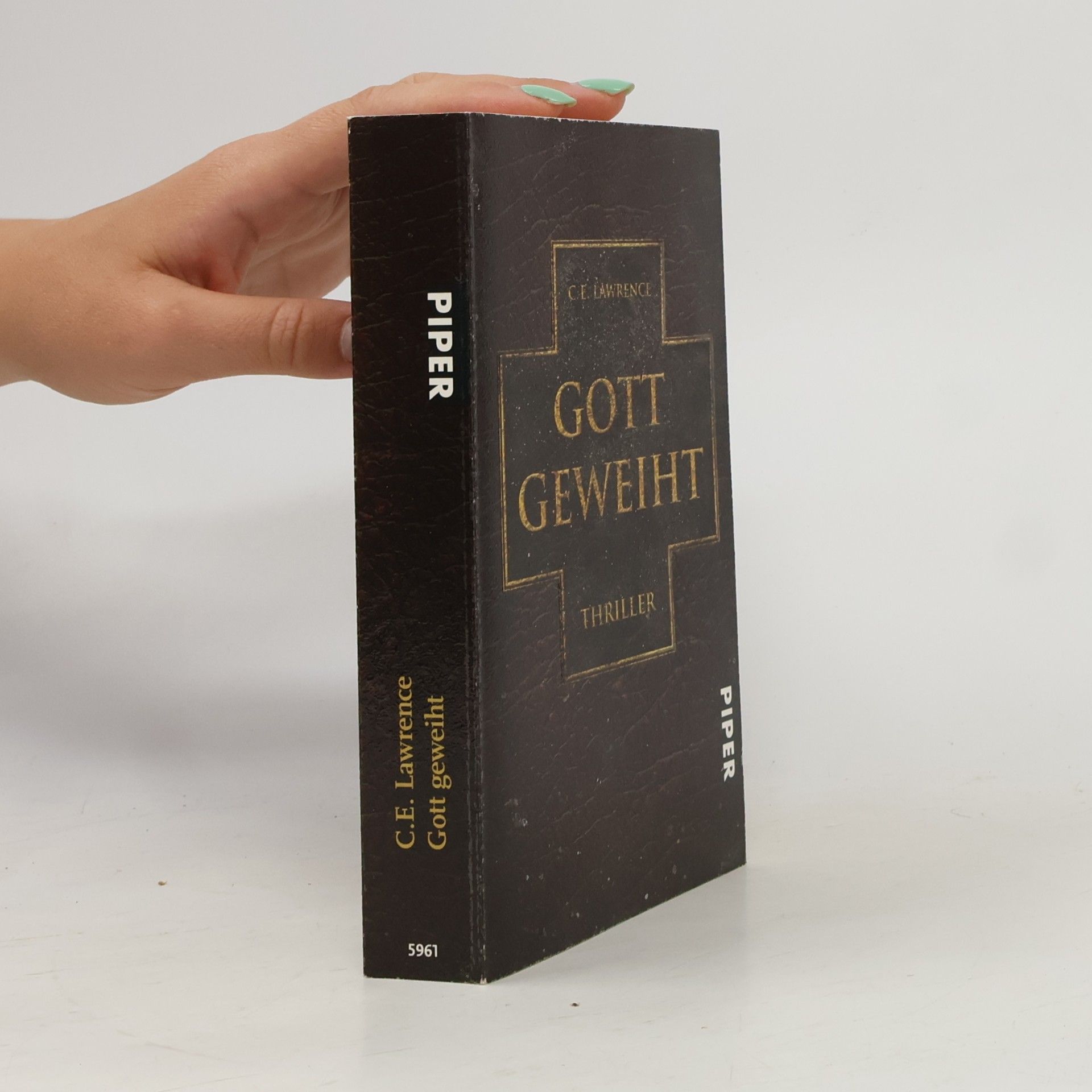 C. E. Lawrence Gott geweiht