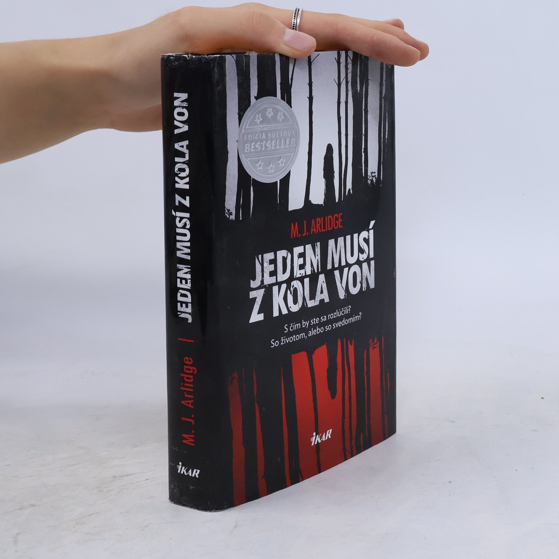 M. J. Arlidge Jeden musí z kola von