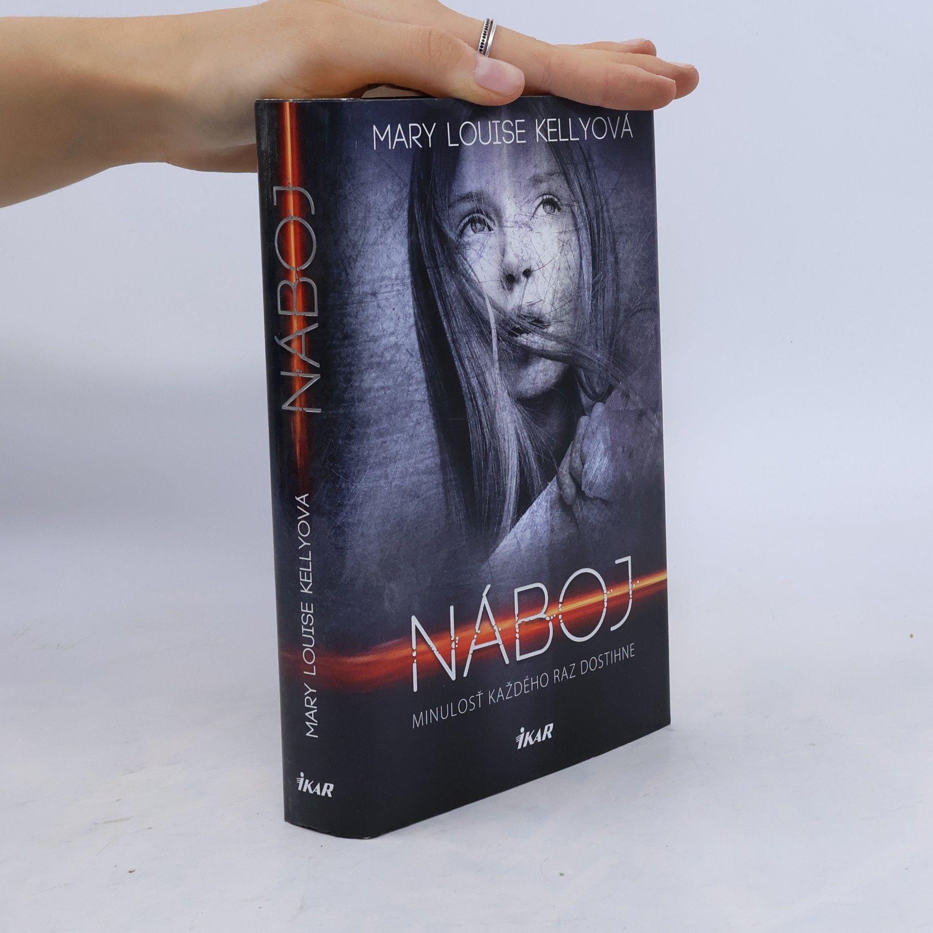 Mary Louise Kelly Náboj - Minulosť každého raz dostihne
