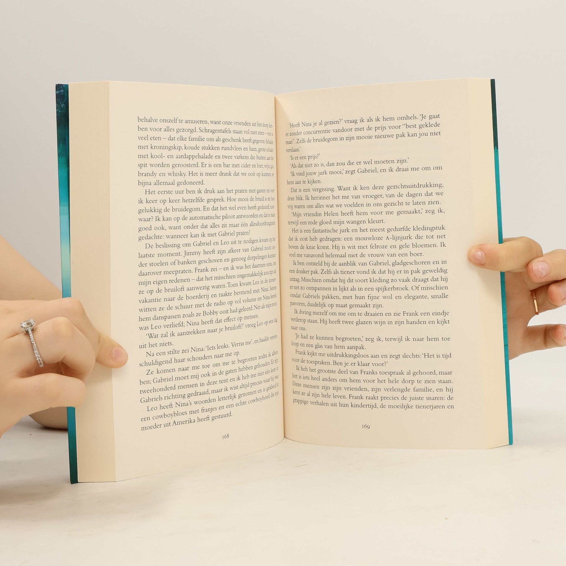 Clare Leslie Hall Als scheuren in de aarde