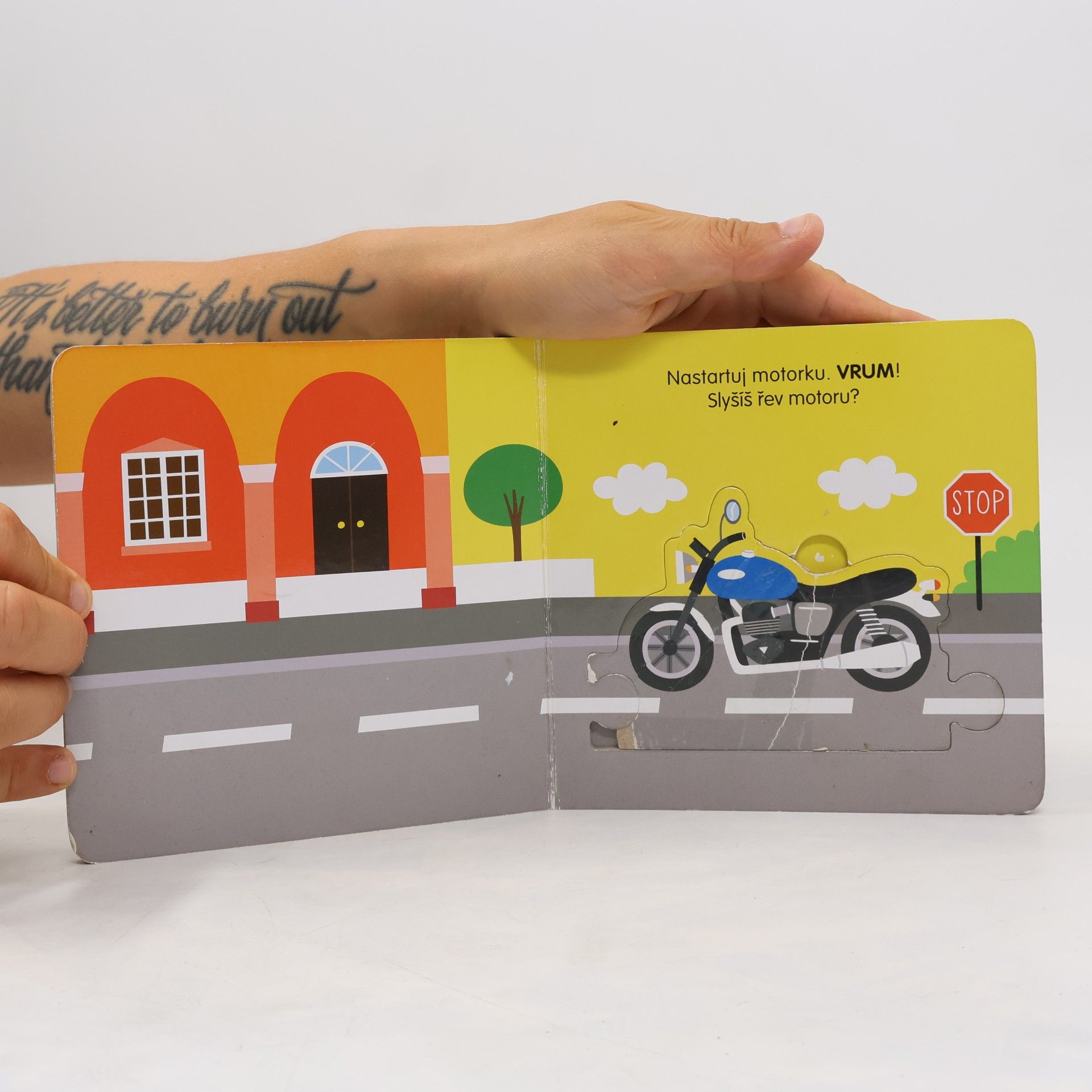 Beatrice Tinarelli Brmm, brmm motory - Knížka s puzzle