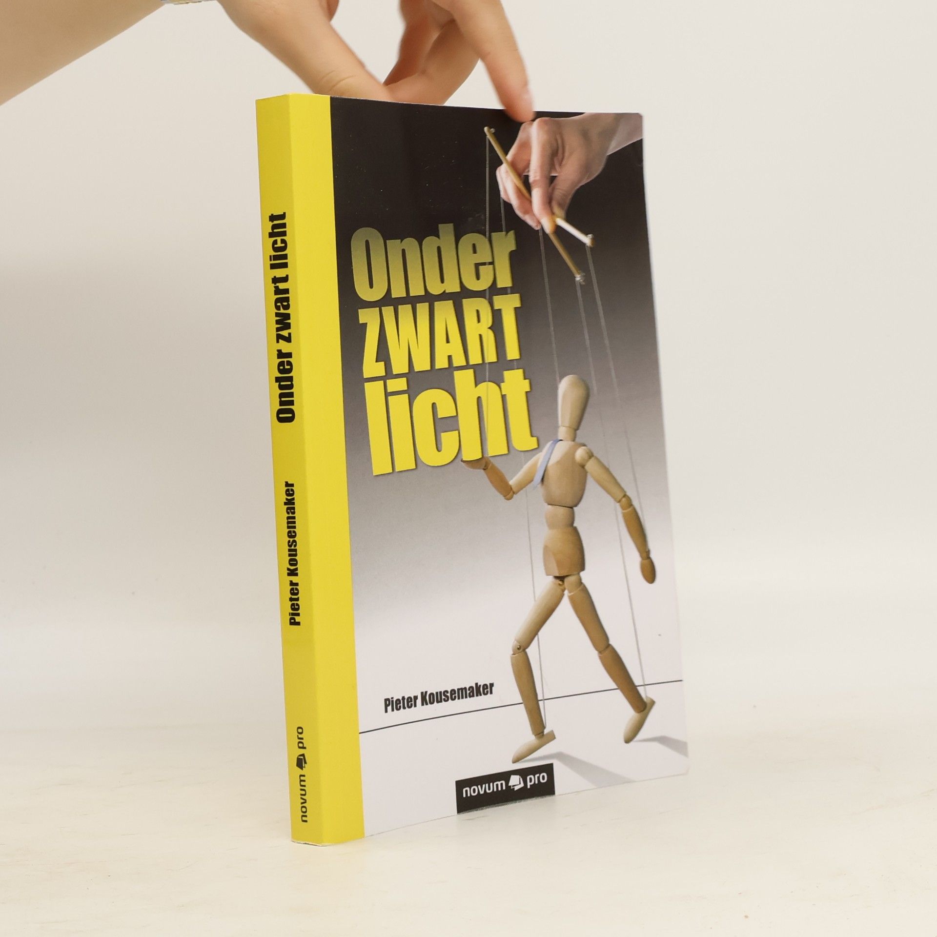 Kousemaker, Pieter Onder zwart licht