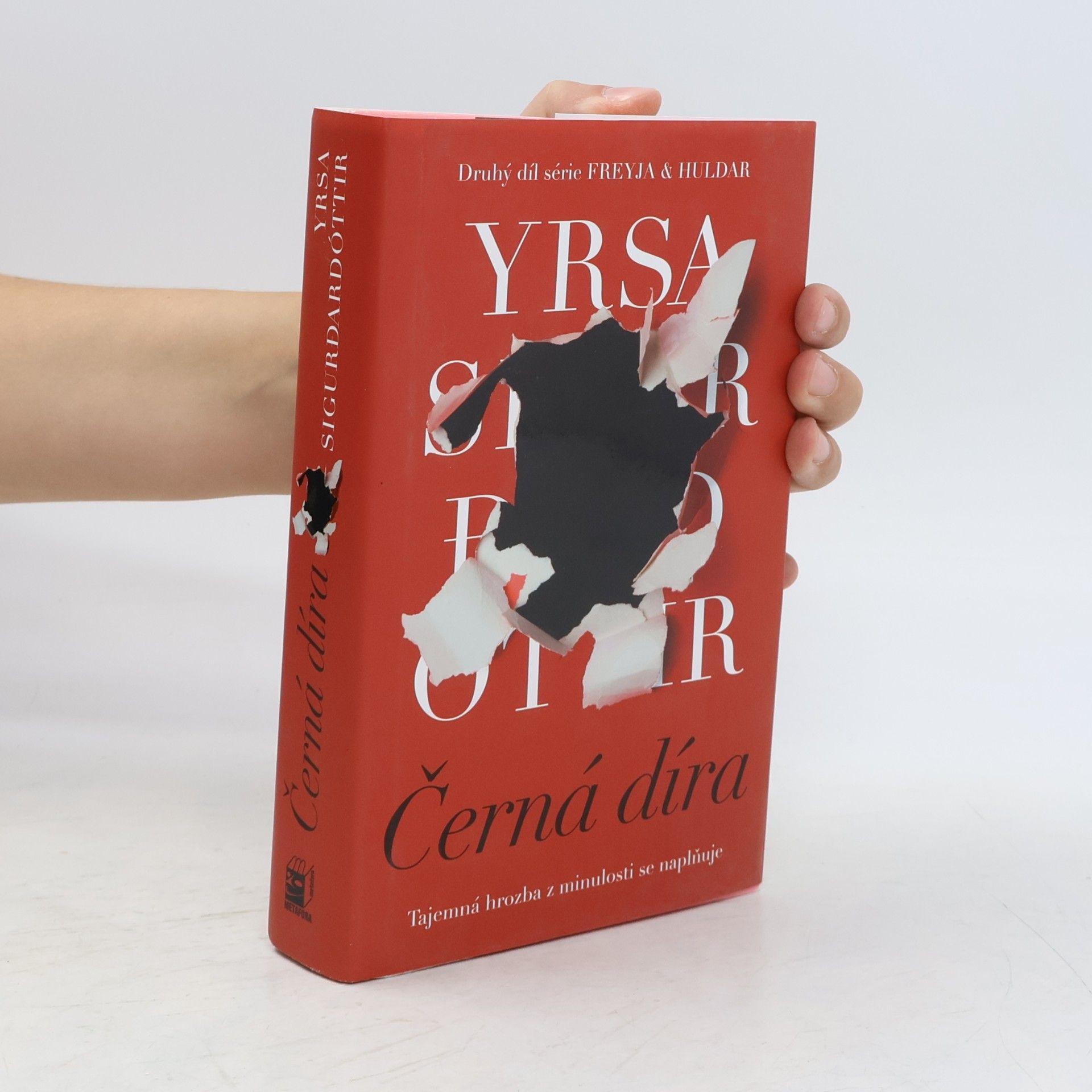 Yrsa Sigurðardóttir Černá díra