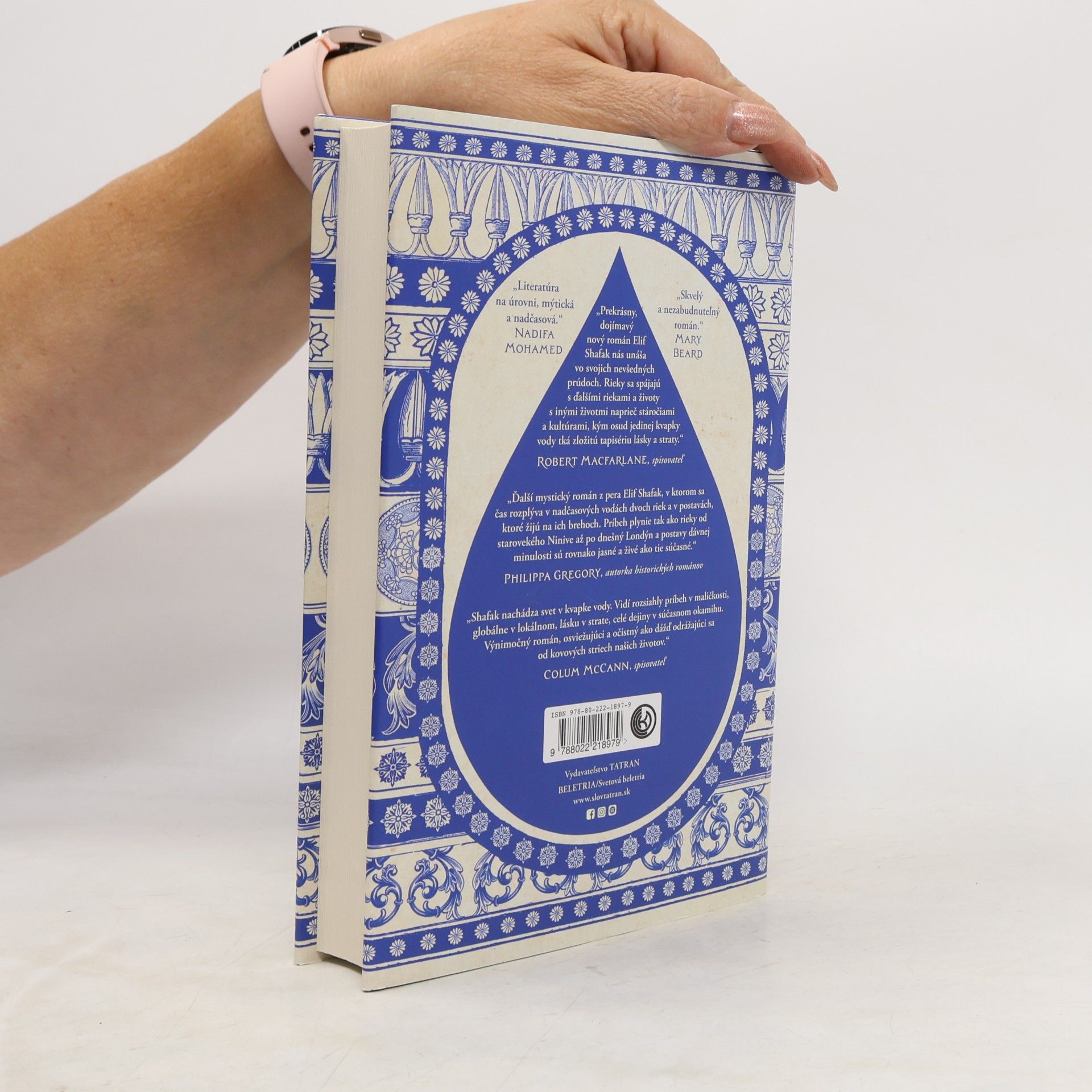 Elif Shafak Obloha je pretkaná riekami
